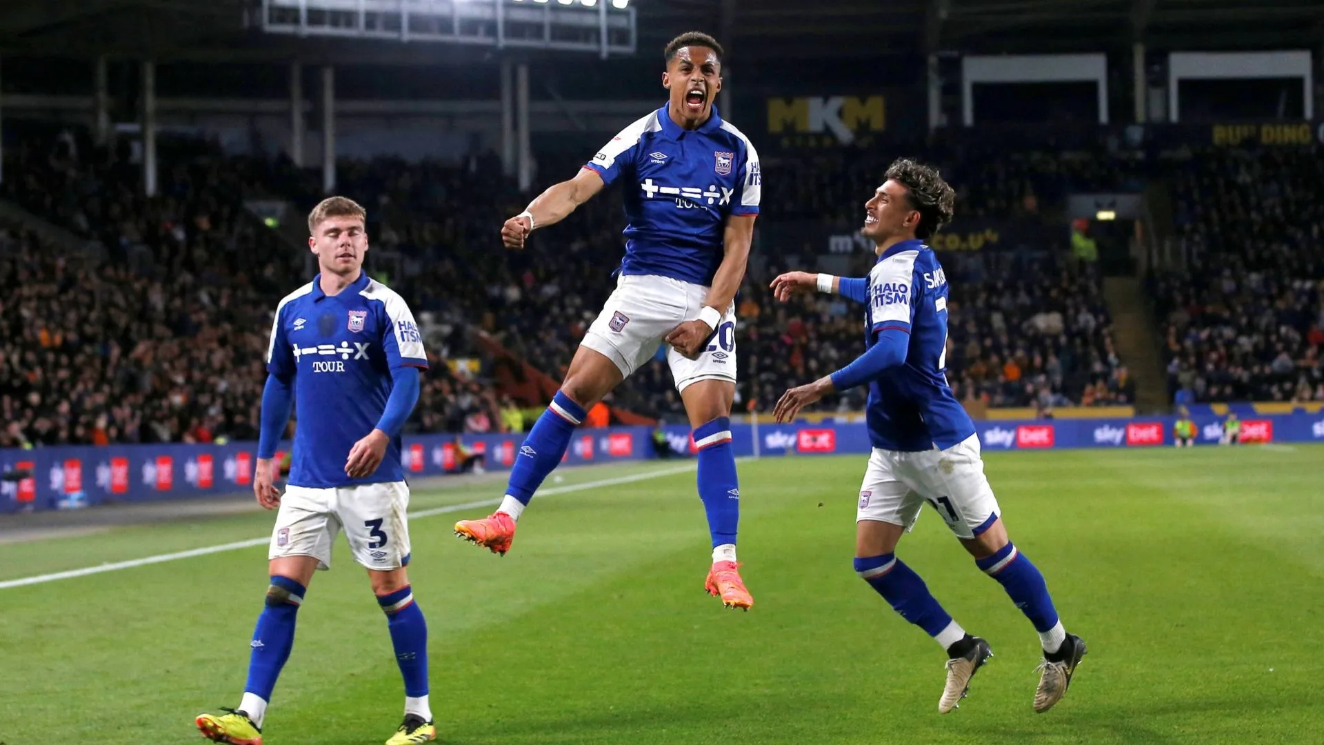Omari Hutchinson ăn mừng bàn thắng trong màu áo Ipswich Town trước Hull City