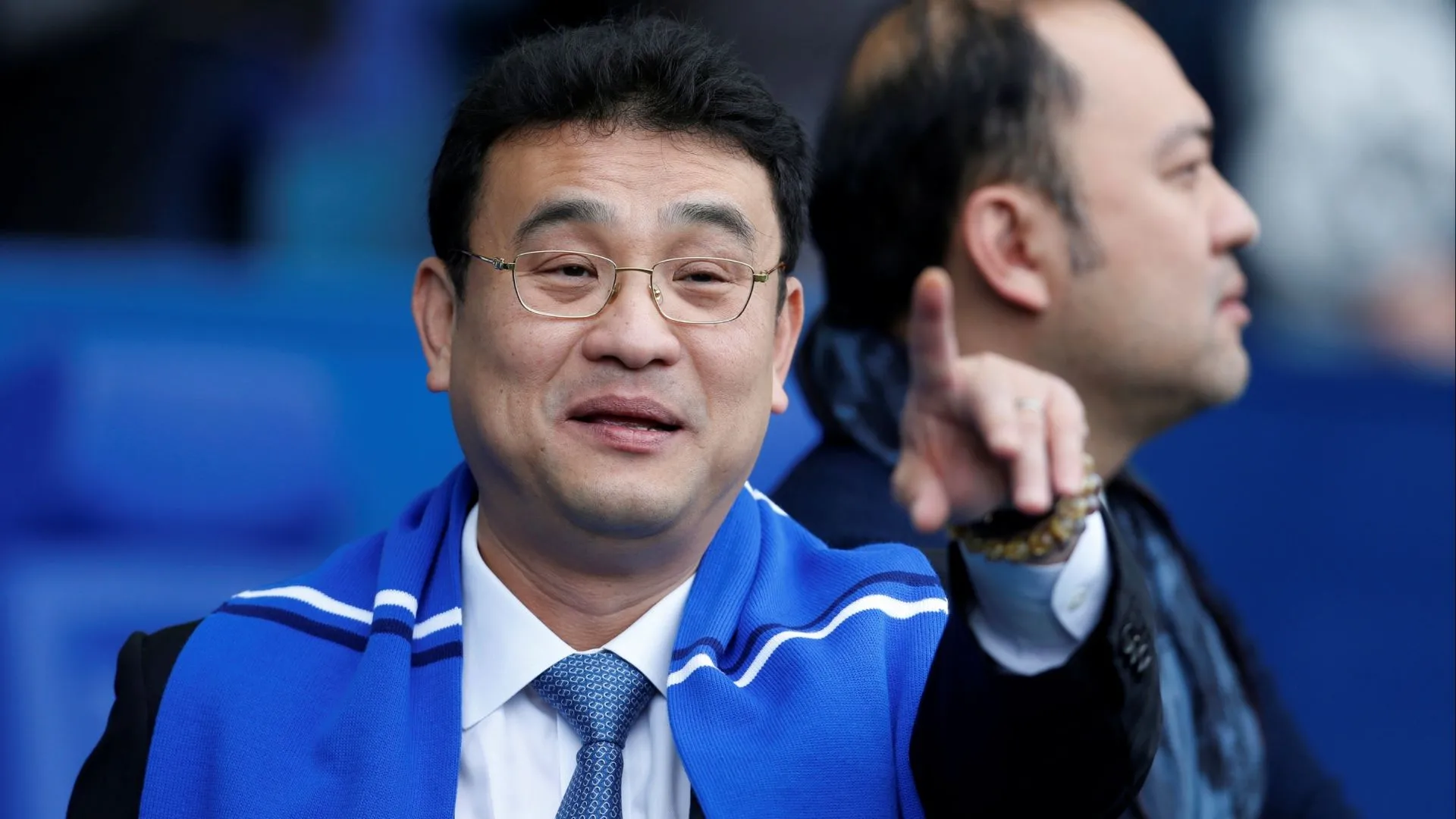 Ông chủ Dejphon Chansiri và biểu tượng CLB Sheffield Wednesday