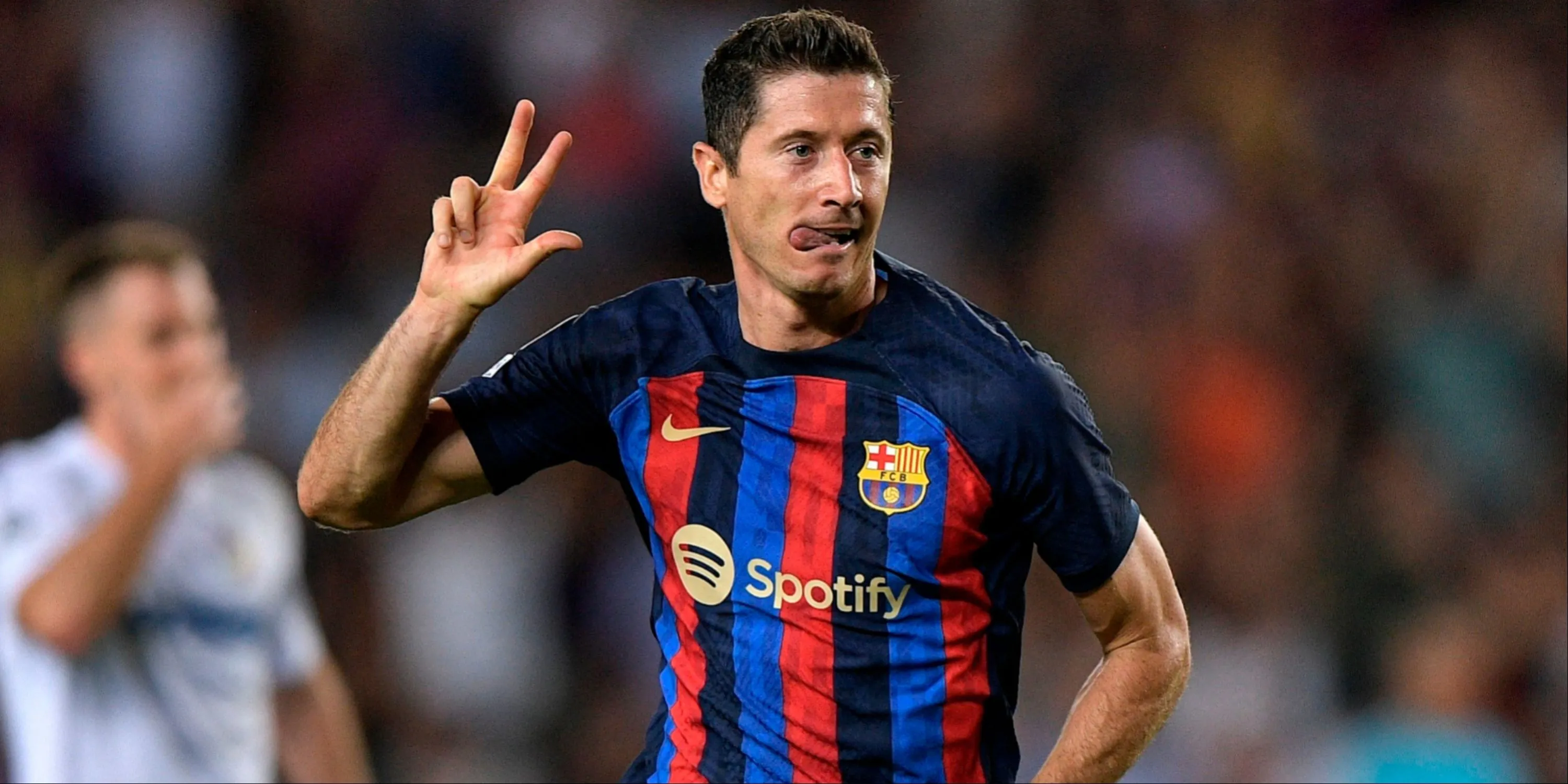 Robert Lewandowski ăn mừng bàn thắng trong màu áo Barcelona, anh nổi tiếng với khả năng dứt điểm penalty sắc bén.