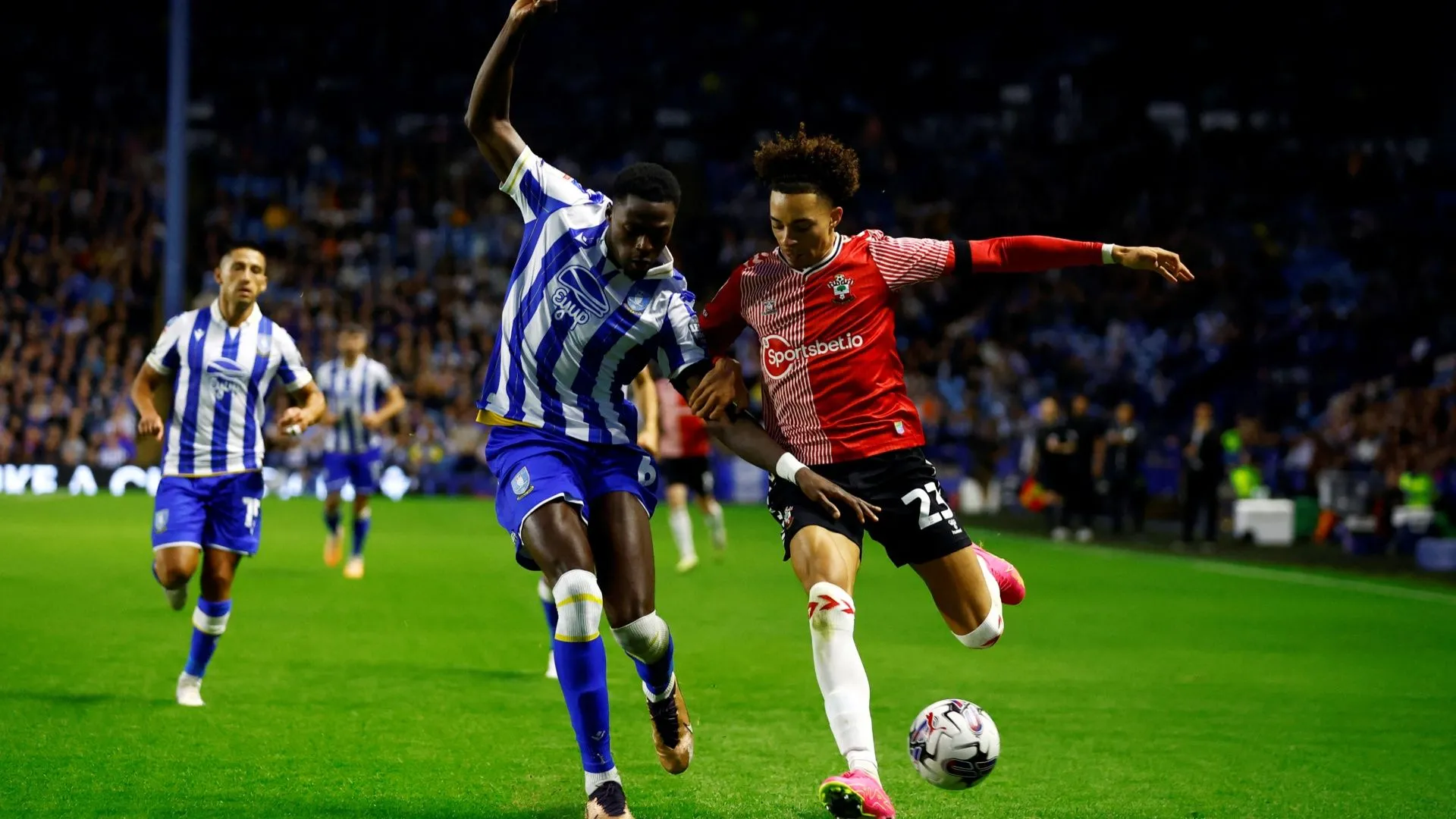 Samuel Edozie ăn mừng bàn thắng cho Southampton ở giải Hạng Nhất Anh
