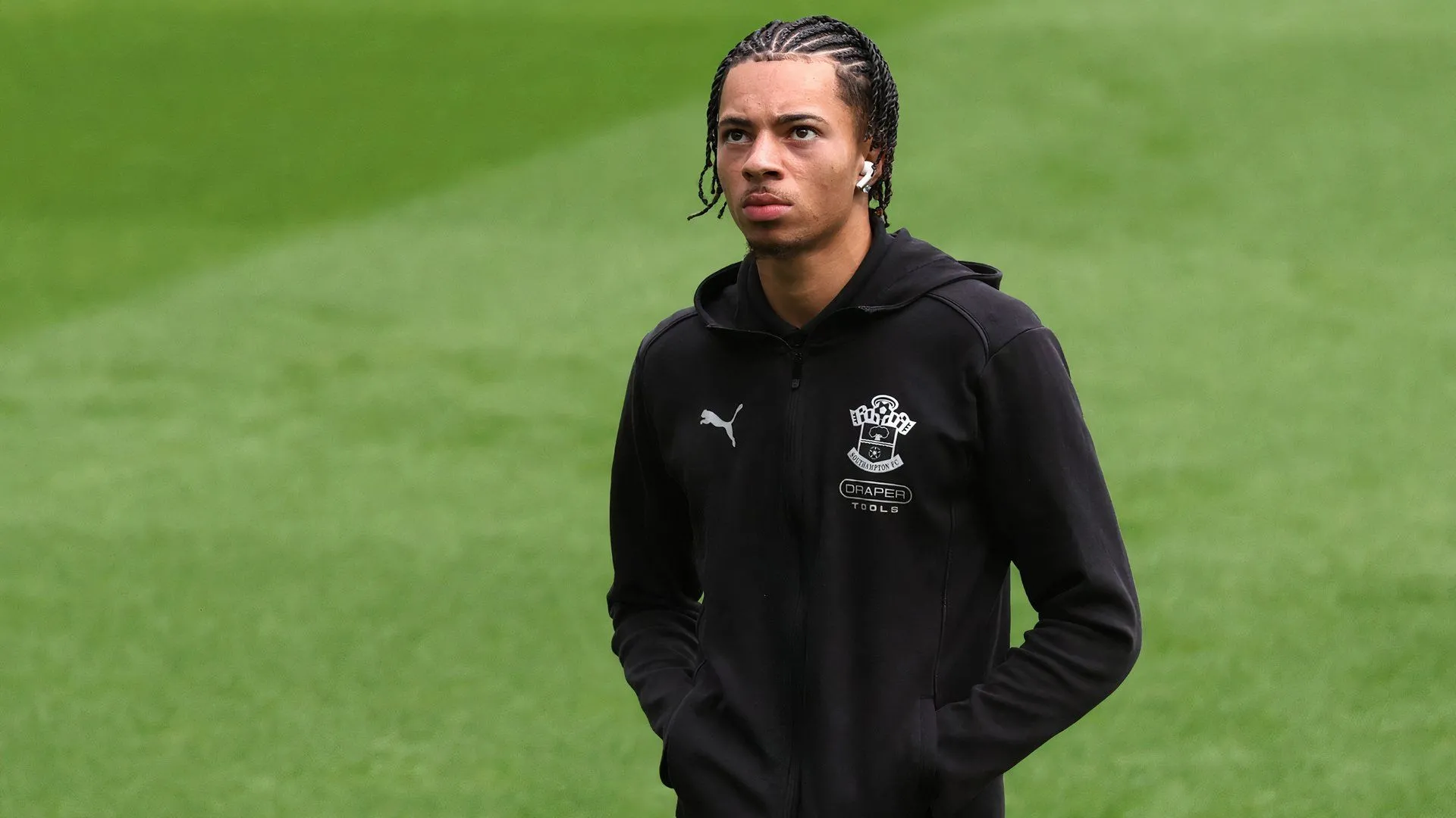 Samuel Edozie thể hiện kỹ thuật rê bóng trong màu áo Southampton