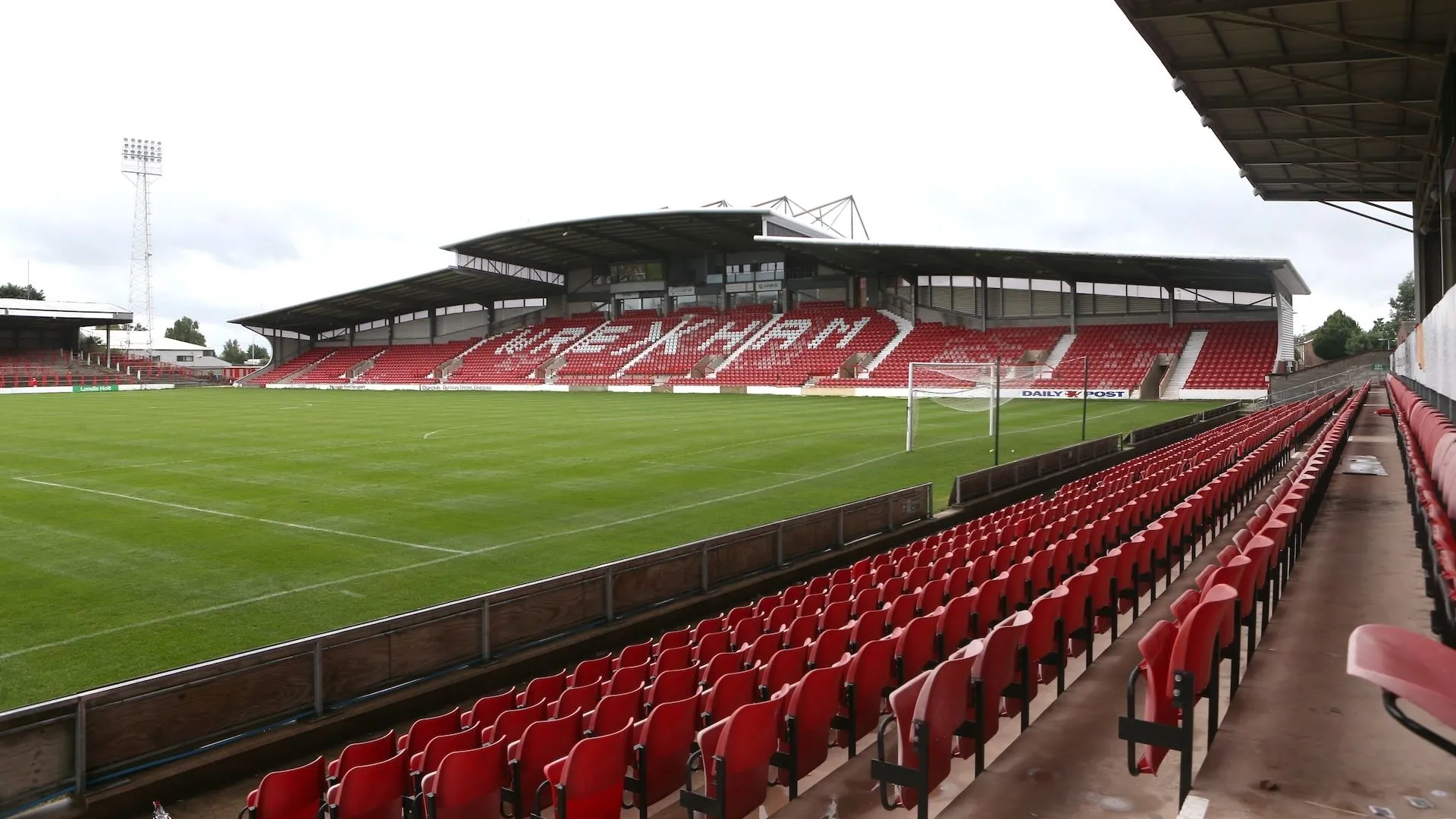 Sân Racecourse Ground, sân nhà lịch sử của Wrexham AFC, biểu tượng cho tham vọng vươn tầm của đội bóng.