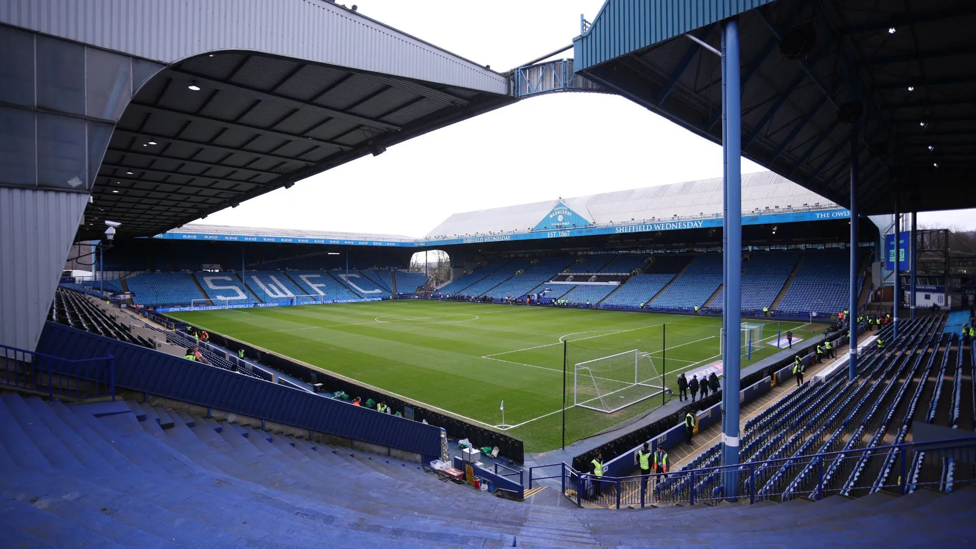 Sân vận động Hillsborough của Sheffield Wednesday, nơi chứng kiến khó khăn tài chính và việc ra đi của nhiều cầu thủ trẻ.