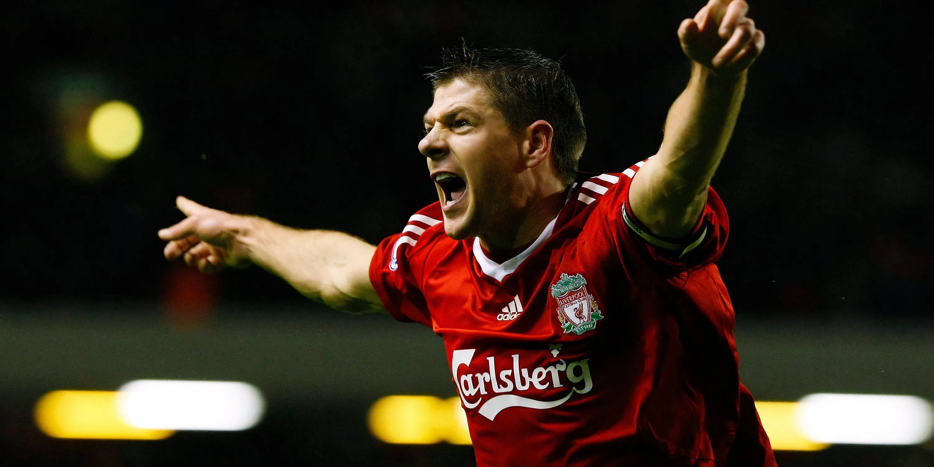 Steven Gerrard, huyền thoại Liverpool, ăn mừng sau khi ghi bàn từ chấm phạt đền.