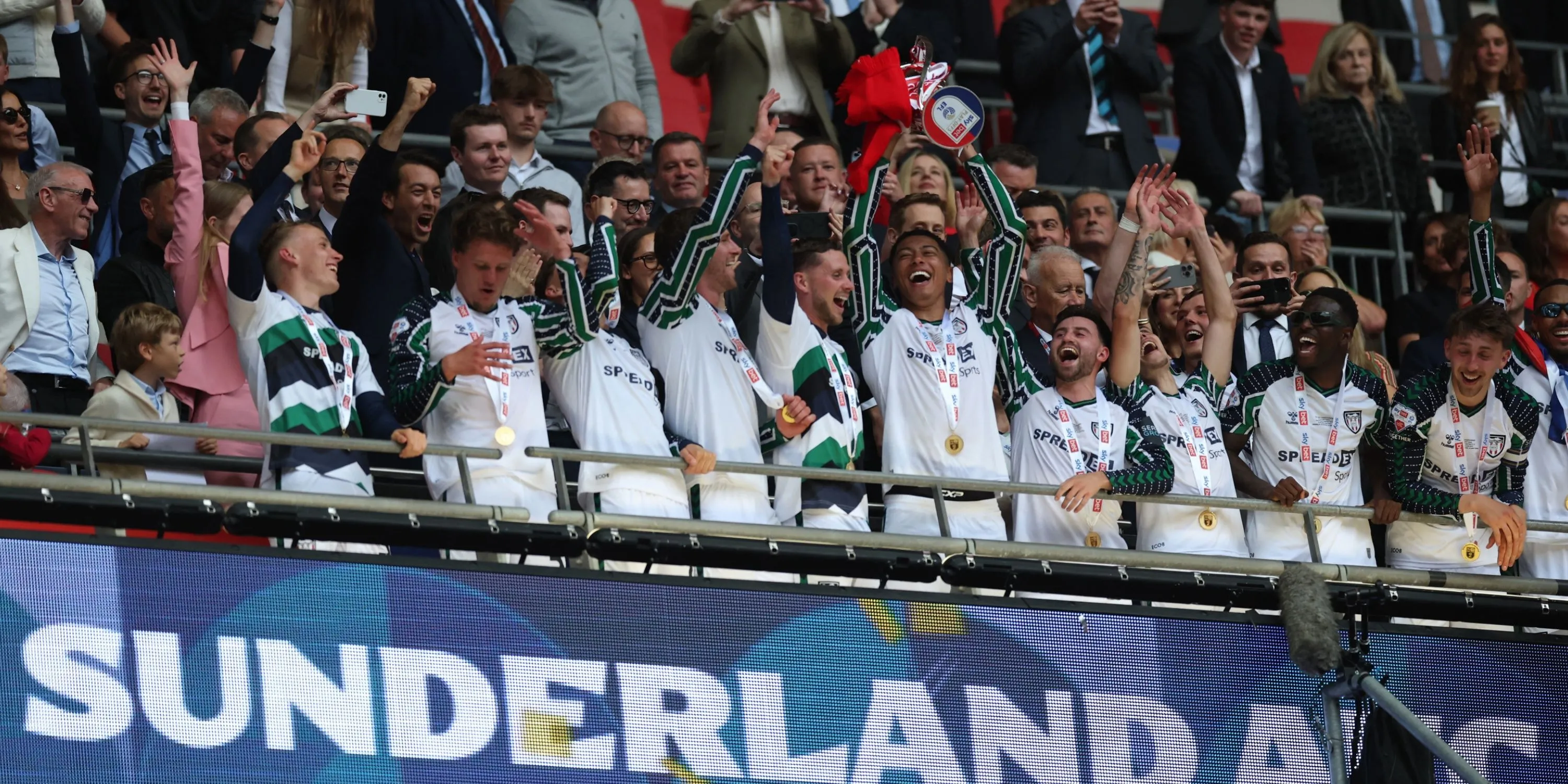 Sunderland ăn mừng thăng hạng Premier League tại Wembley