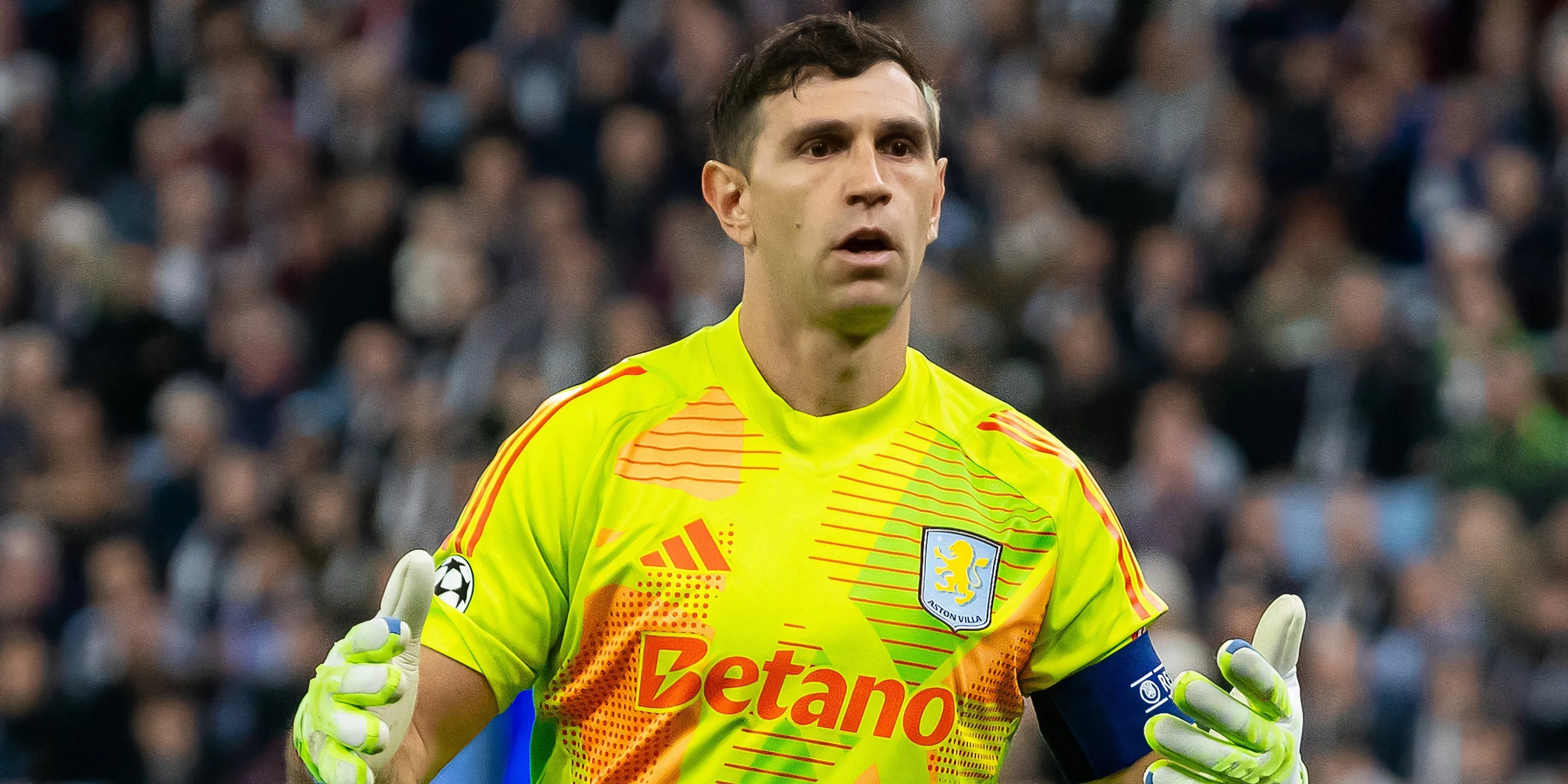 Thủ môn Emiliano Martinez trong màu áo Aston Villa, được Man Utd hỏi mua