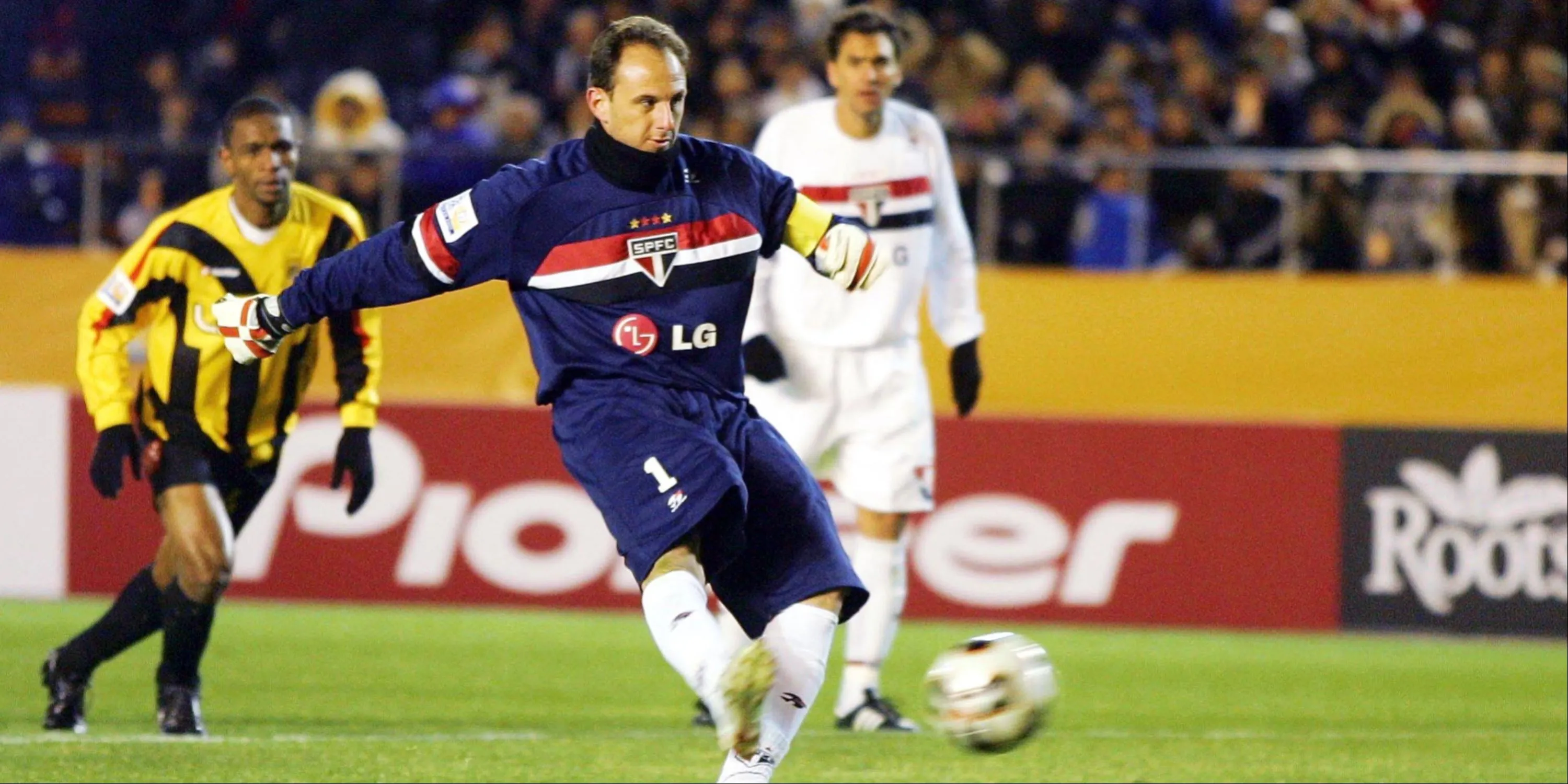 Thủ môn Rogerio Ceni của Sao Paolo thực hiện một cú sút phạt đền hiếm thấy, anh là thủ môn ghi bàn nhiều nhất lịch sử.