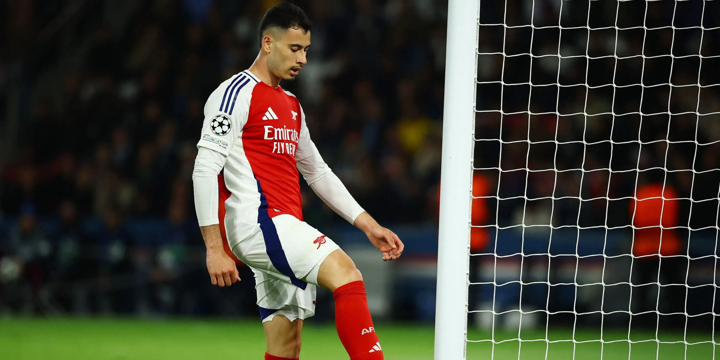 Tiền đạo Gabriel Martinelli của Arsenal trên sân.
