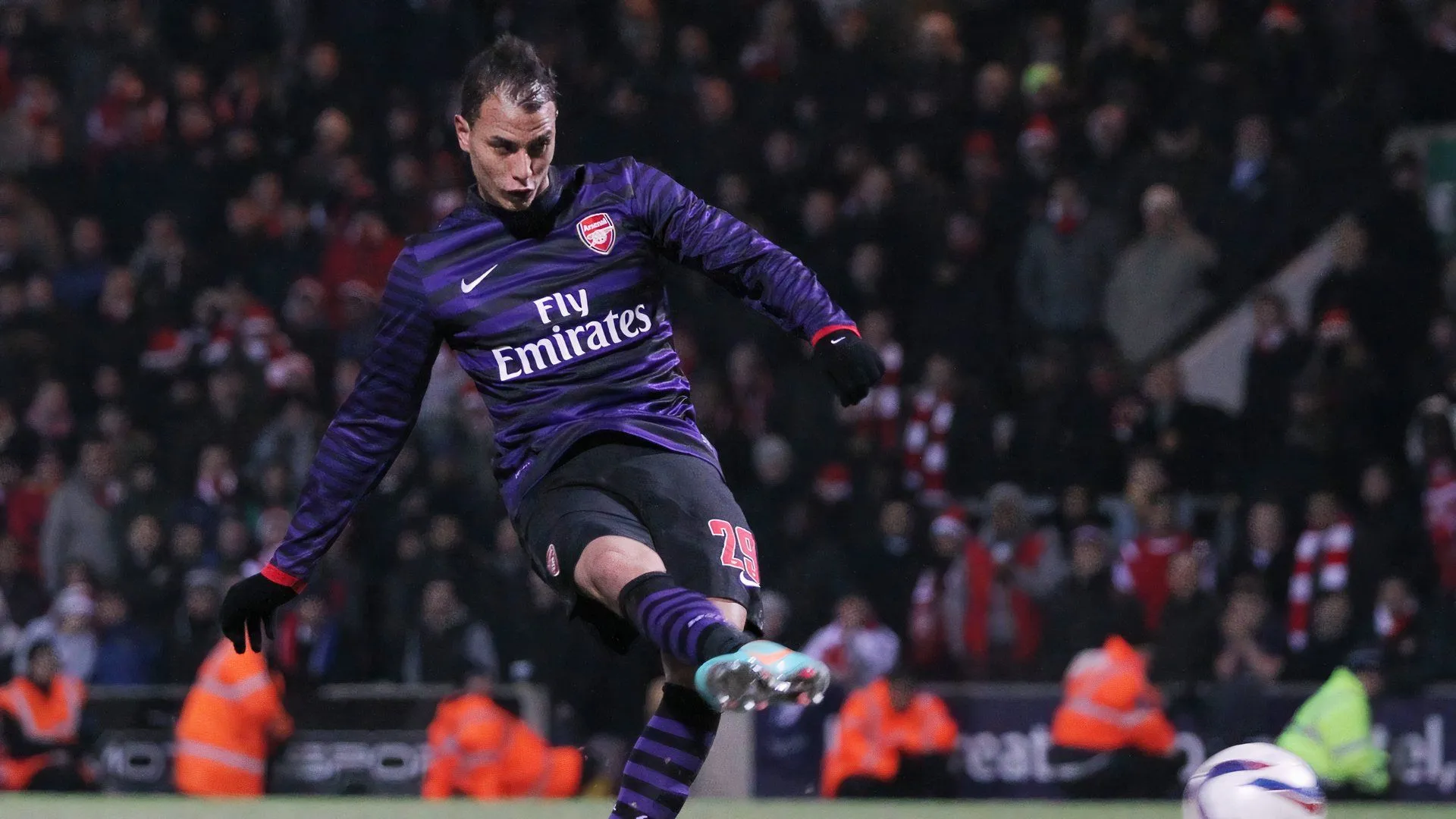 Tiền đạo Marouane Chamakh trong màu áo Arsenal trước khi chuyển đến Cardiff City tại Championship