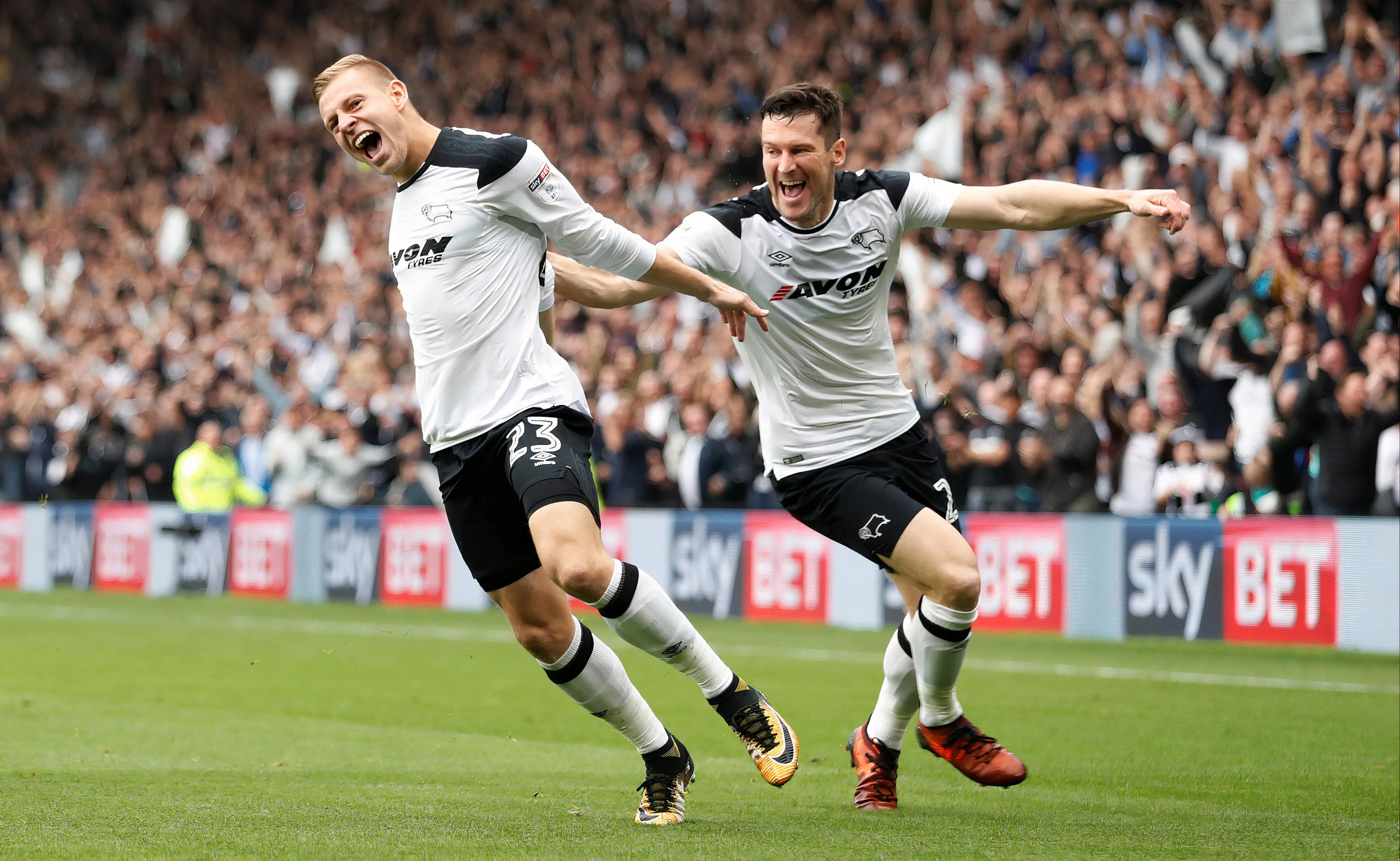 Tiền đạo Matej Vydra của Derby County ăn mừng bàn thắng sớm vào lưới Nottingham Forest năm 2017