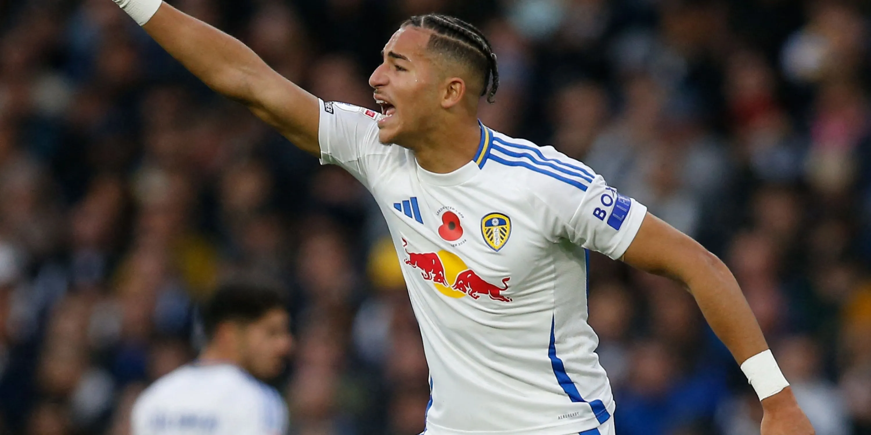 Tiền đạo Mateo Joseph của Leeds United ăn mừng hoặc ra dấu hiệu trên sân, bày tỏ mong muốn rời đội bóng.