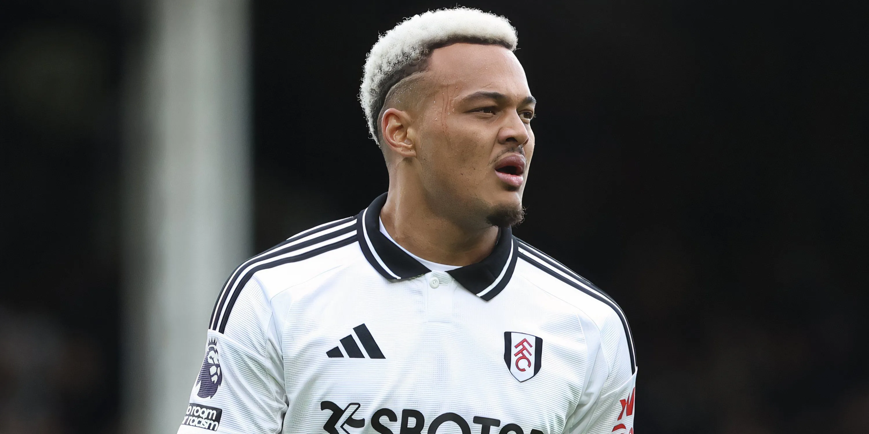Tiền đạo Rodrigo Muniz trong màu áo Fulham tranh chấp bóng tại Premier League