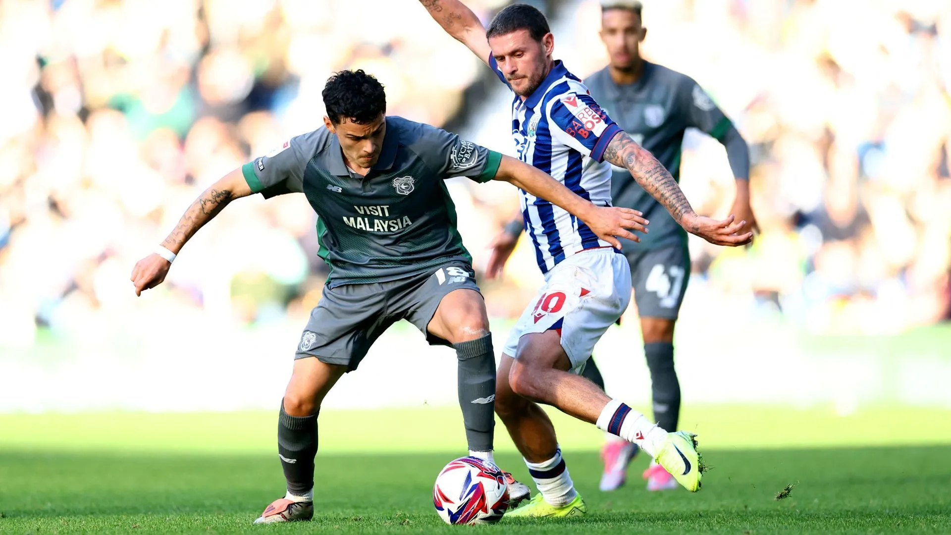 Tiền vệ Alex Robertson của Cardiff City, mục tiêu của nhiều câu lạc bộ Championship.