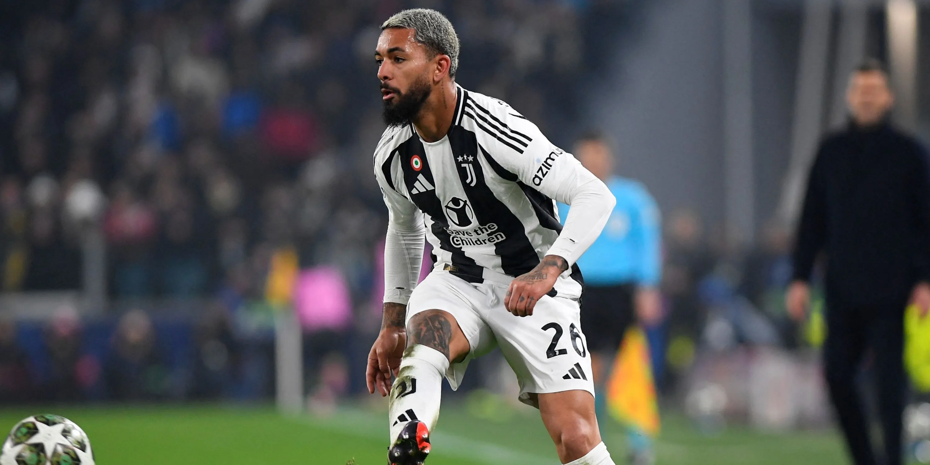 Tiền vệ Douglas Luiz trong màu áo Juventus, cầu thủ được liên hệ chuyển nhượng đến Manchester United