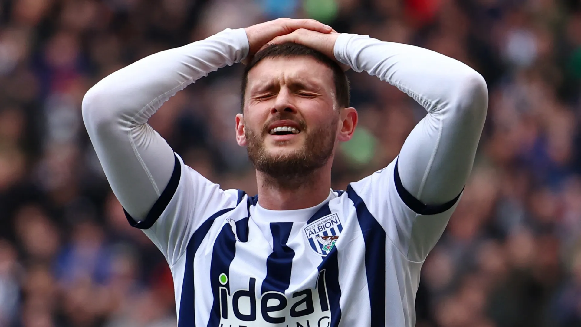 Tiền vệ John Swift trong màu áo West Bromwich Albion thi đấu tại Hawthorns
