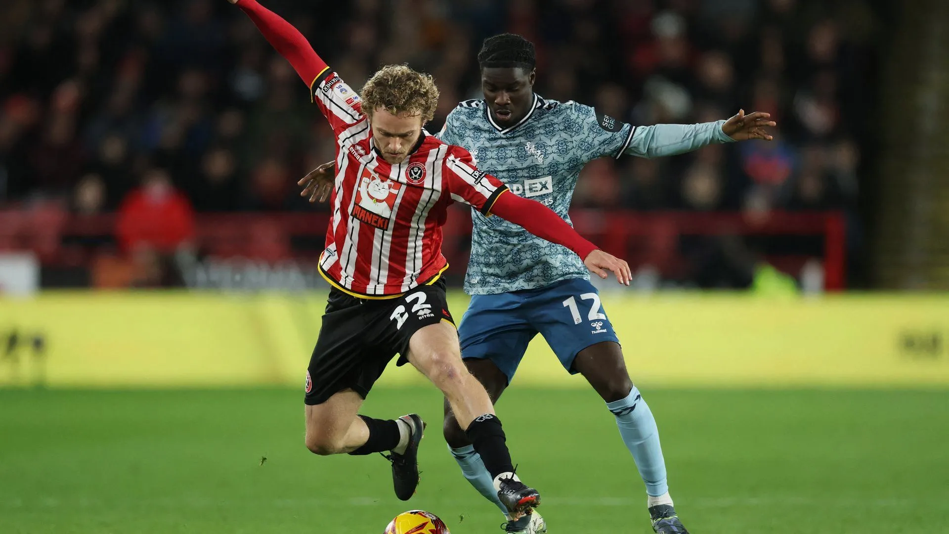Tom Davies và Eliezer Mayenda trong trận Sheffield United gặp Sunderland