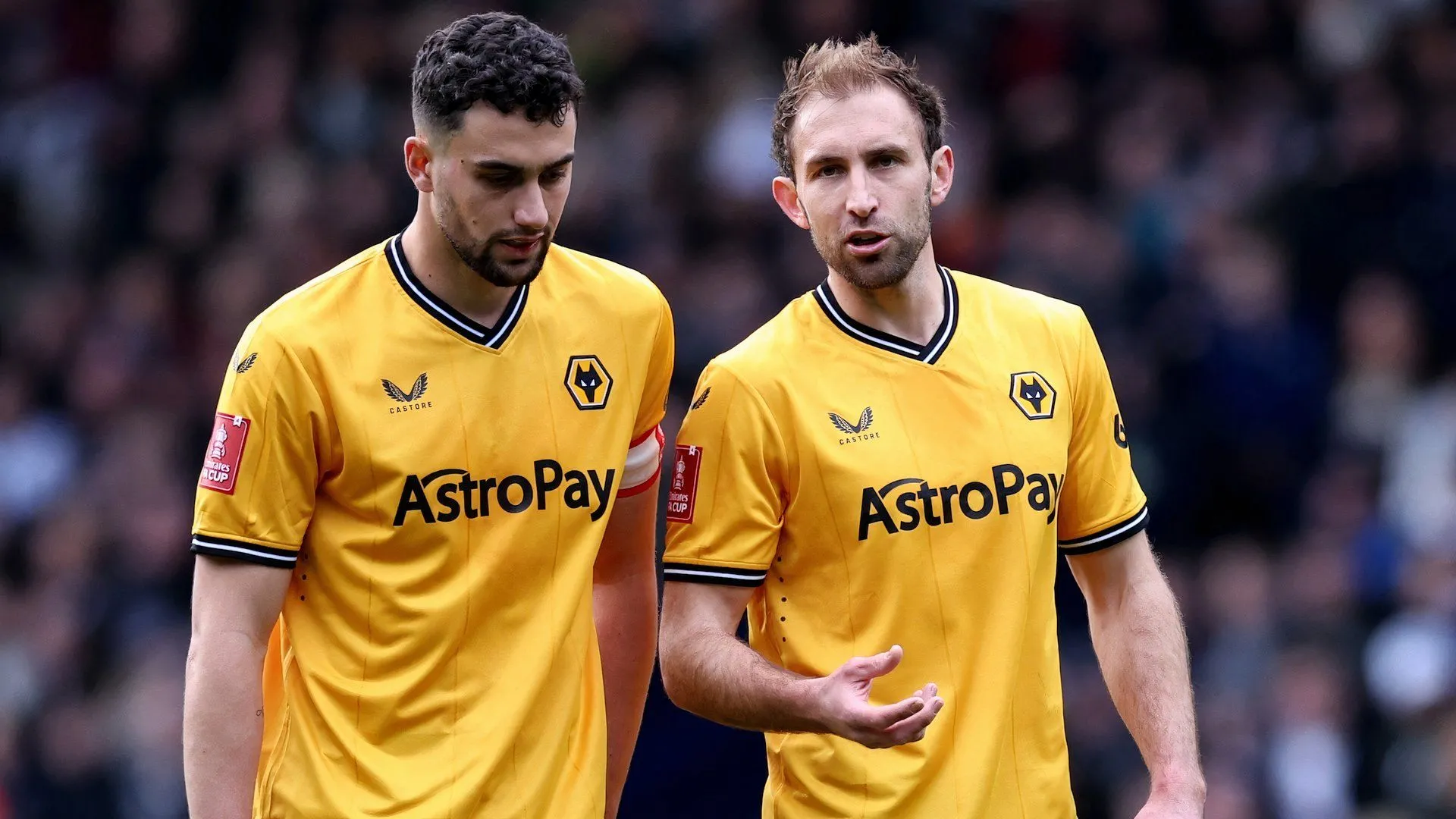 Trung vệ Craig Dawson trong màu áo Wolves thể hiện khả năng không chiến của mình.