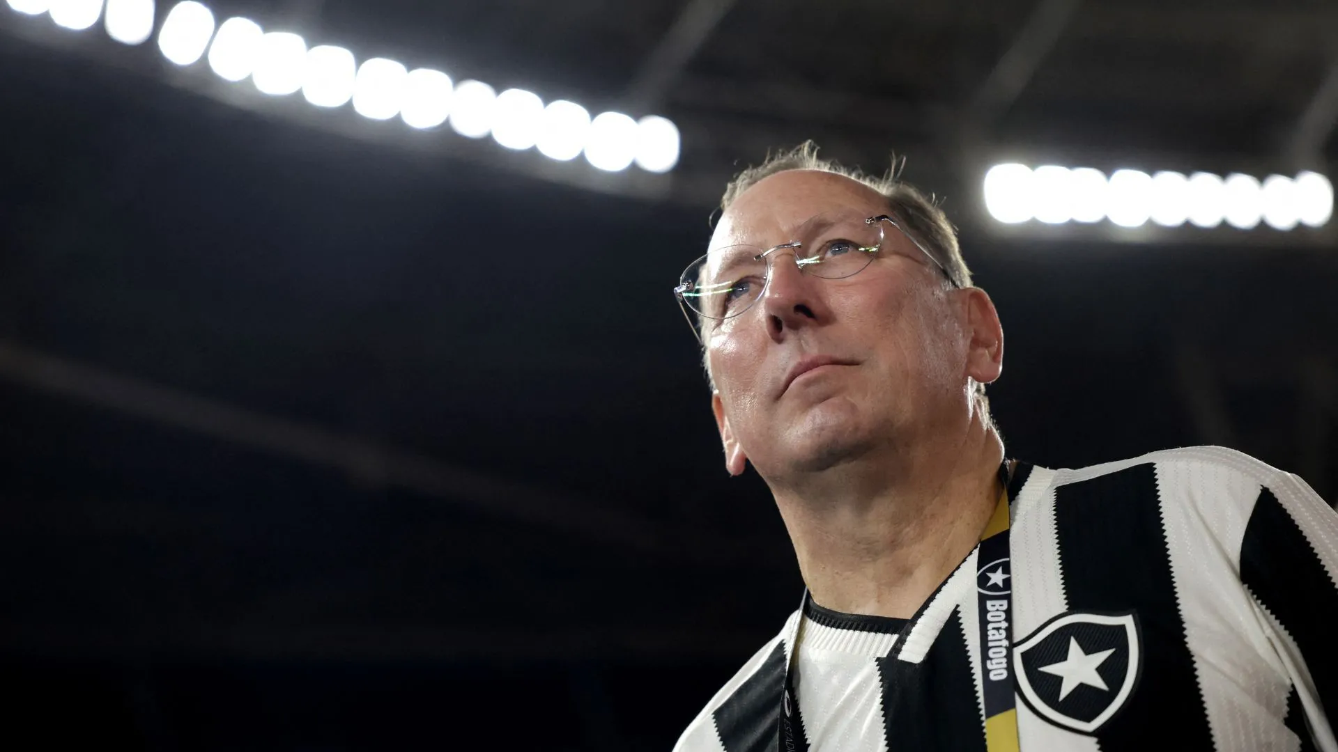 Tỷ phú John Textor, người từng đầu tư vào Crystal Palace và được liên hệ với Sheffield Wednesday, mặc áo CLB Botafogo