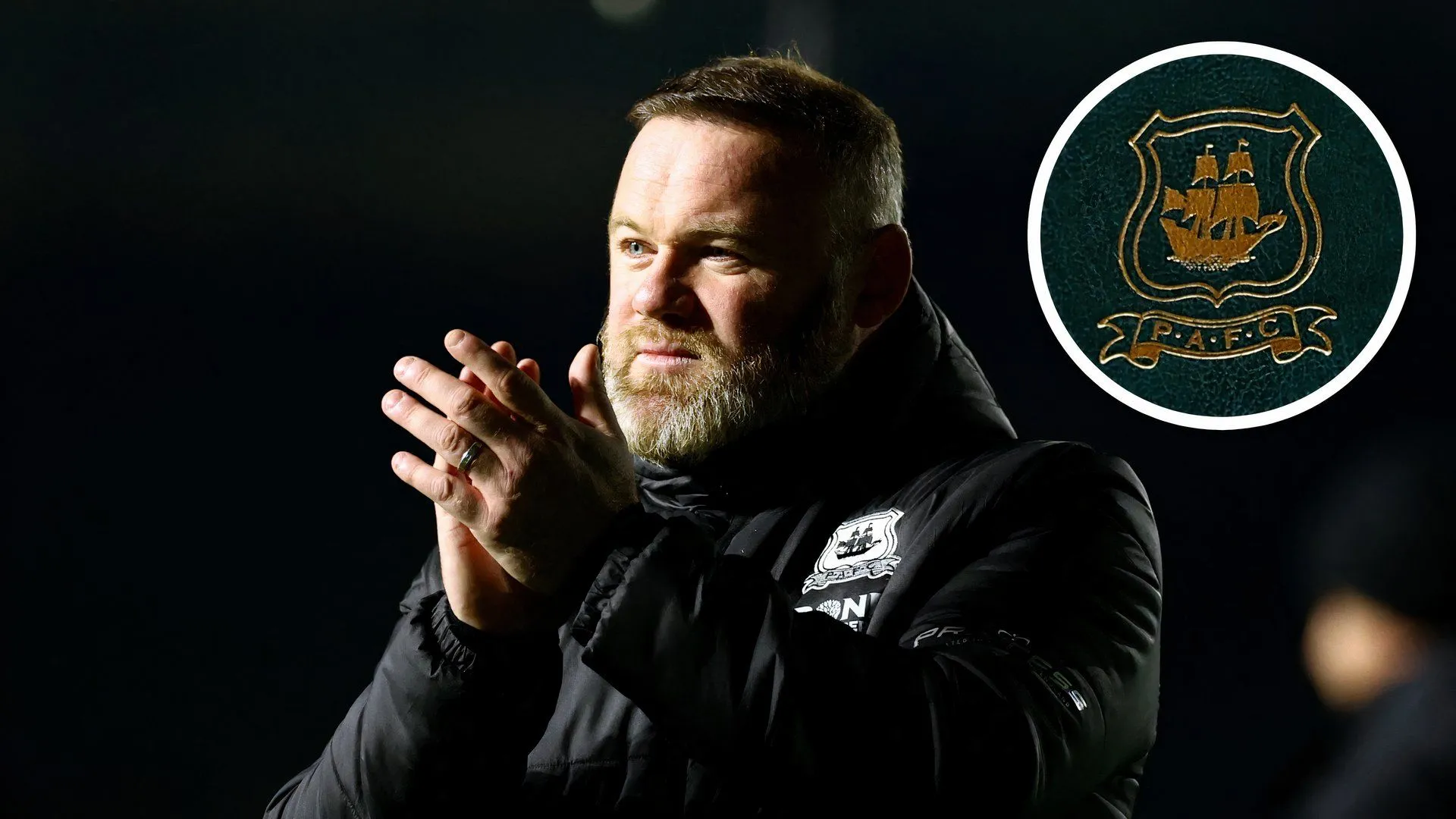 Wayne Rooney, huyền thoại Manchester United và huấn luyện viên cũ của Lewis O'Brien tại DC United, đang chỉ đạo trên sân.