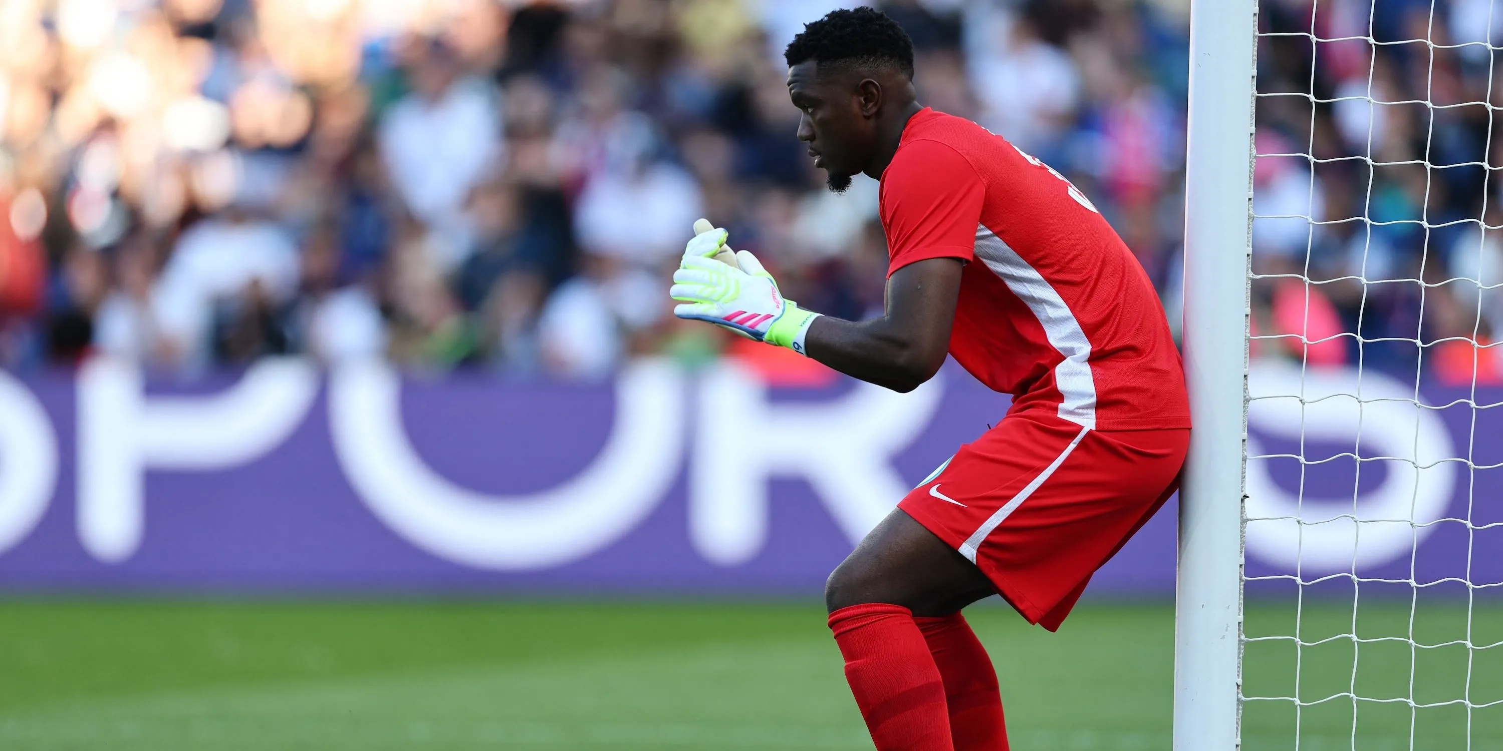 Yahia Fofana, thủ môn Angers SCO, trong một trận đấu, mục tiêu chuyển nhượng của Leeds United.