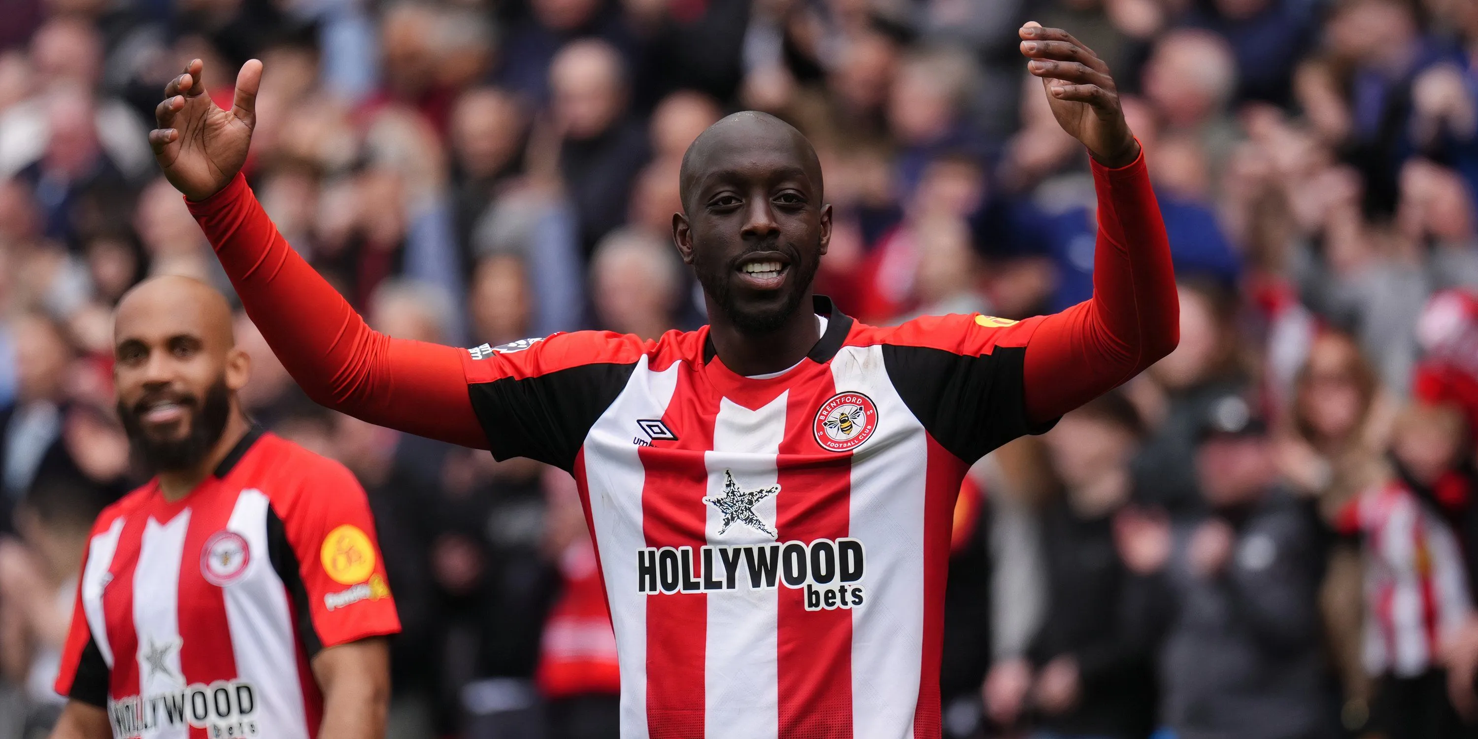 Yoane Wissa ăn mừng bàn thắng, tiền đạo chủ lực của Brentford đang lọt tầm ngắm Newcastle