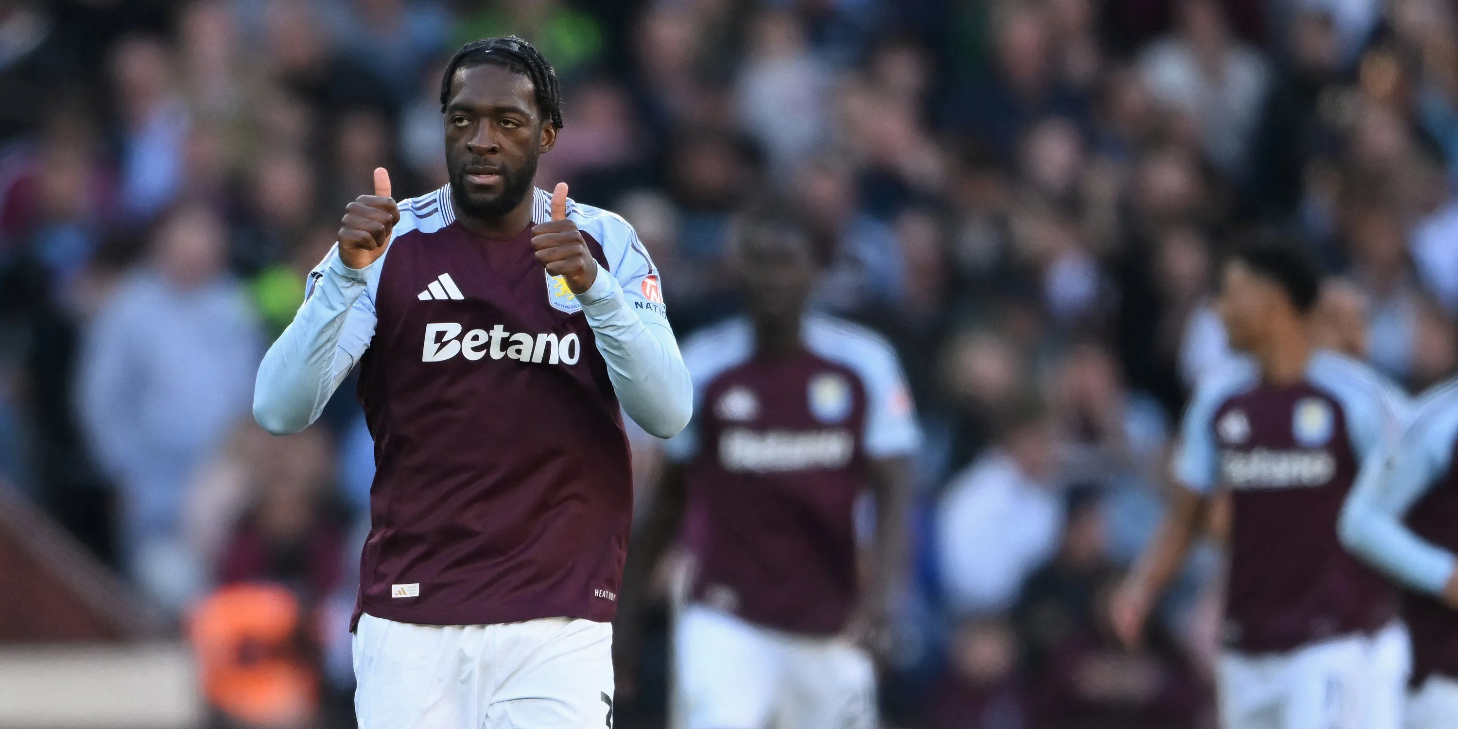 Axel Disasi trong màu áo Aston Villa thi đấu tại Premier League, mục tiêu chuyển nhượng của Wolves