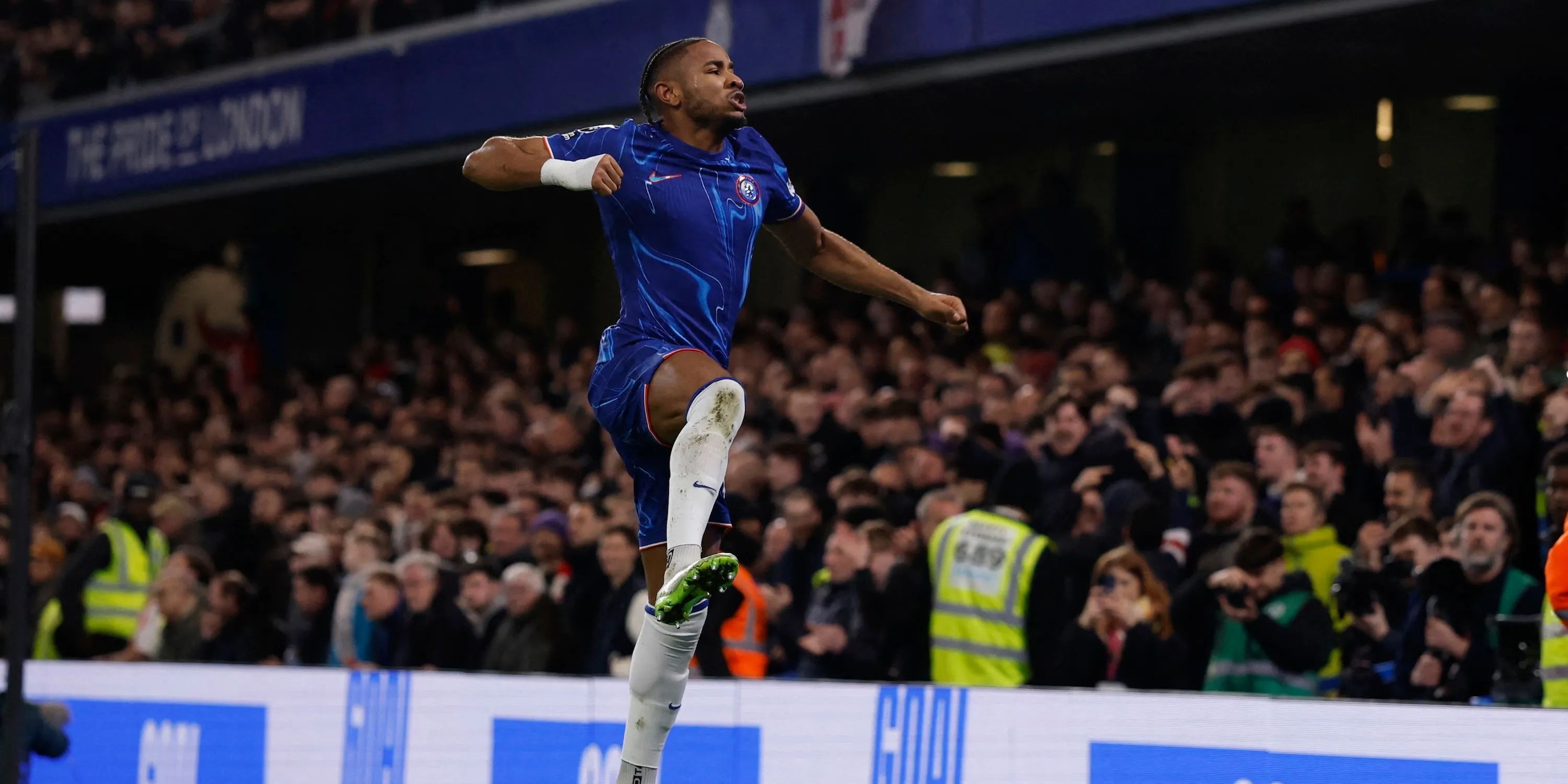Christopher Nkunku ăn mừng bàn thắng trong màu áo Chelsea, tiền đạo người Pháp đang là mục tiêu chuyển nhượng của Aston Villa.