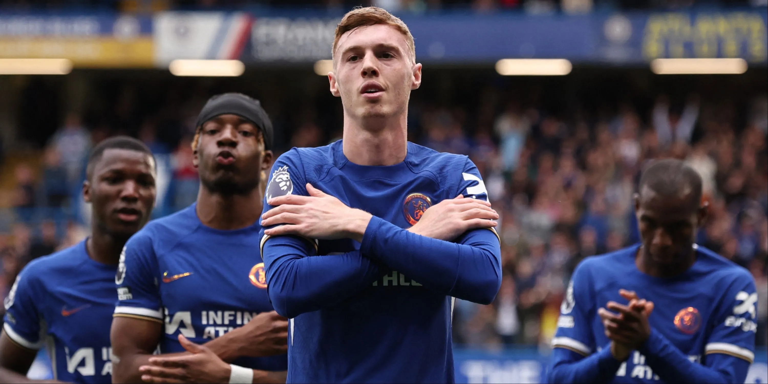 Cole Palmer cùng các cầu thủ Chelsea ăn mừng bàn thắng, đánh dấu màn trình diễn ấn tượng của anh
