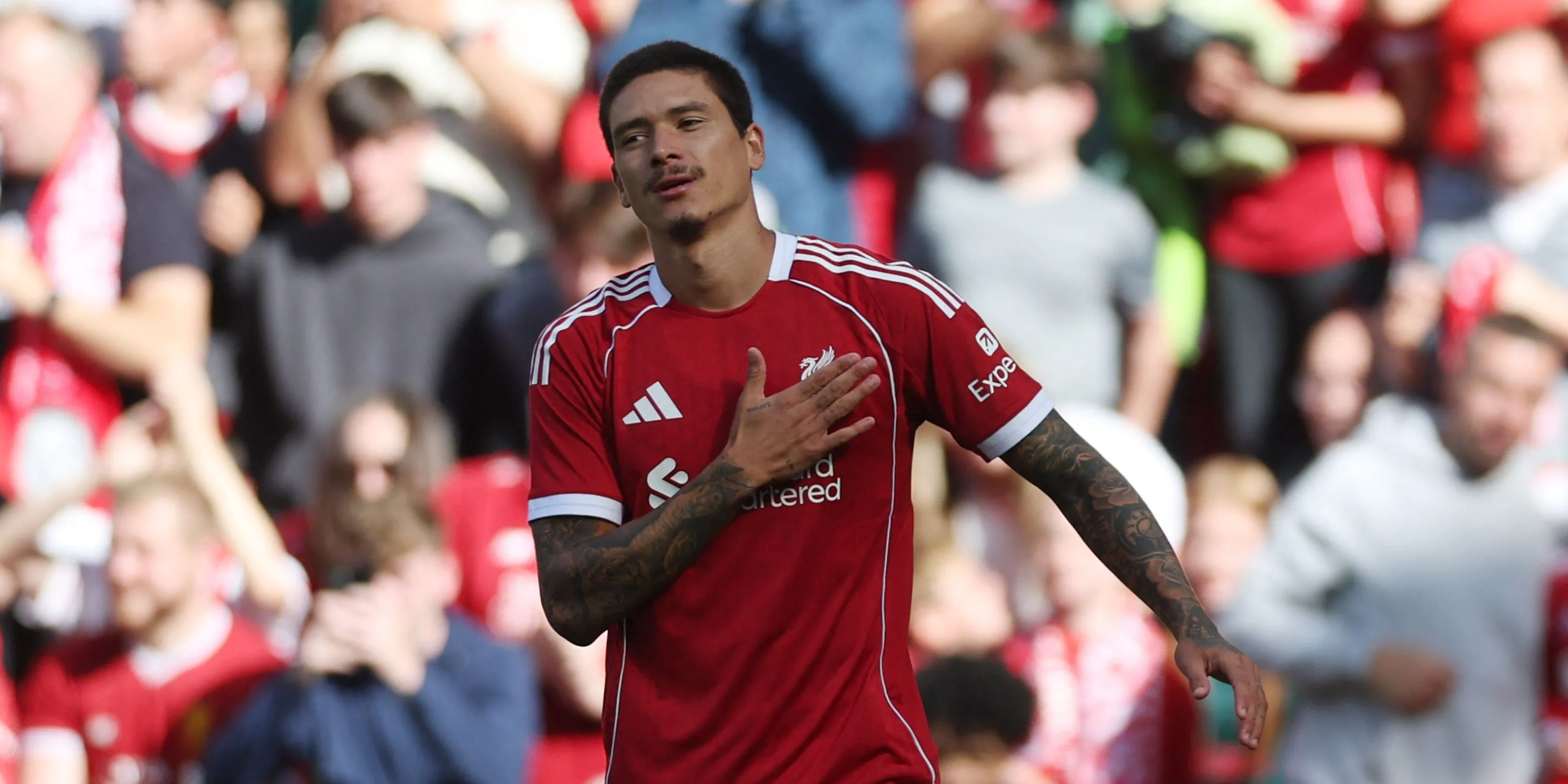 Darwin Núñez chạm tay vào logo Liverpool trong một trận đấu, trước khi chia tay đội bóng.