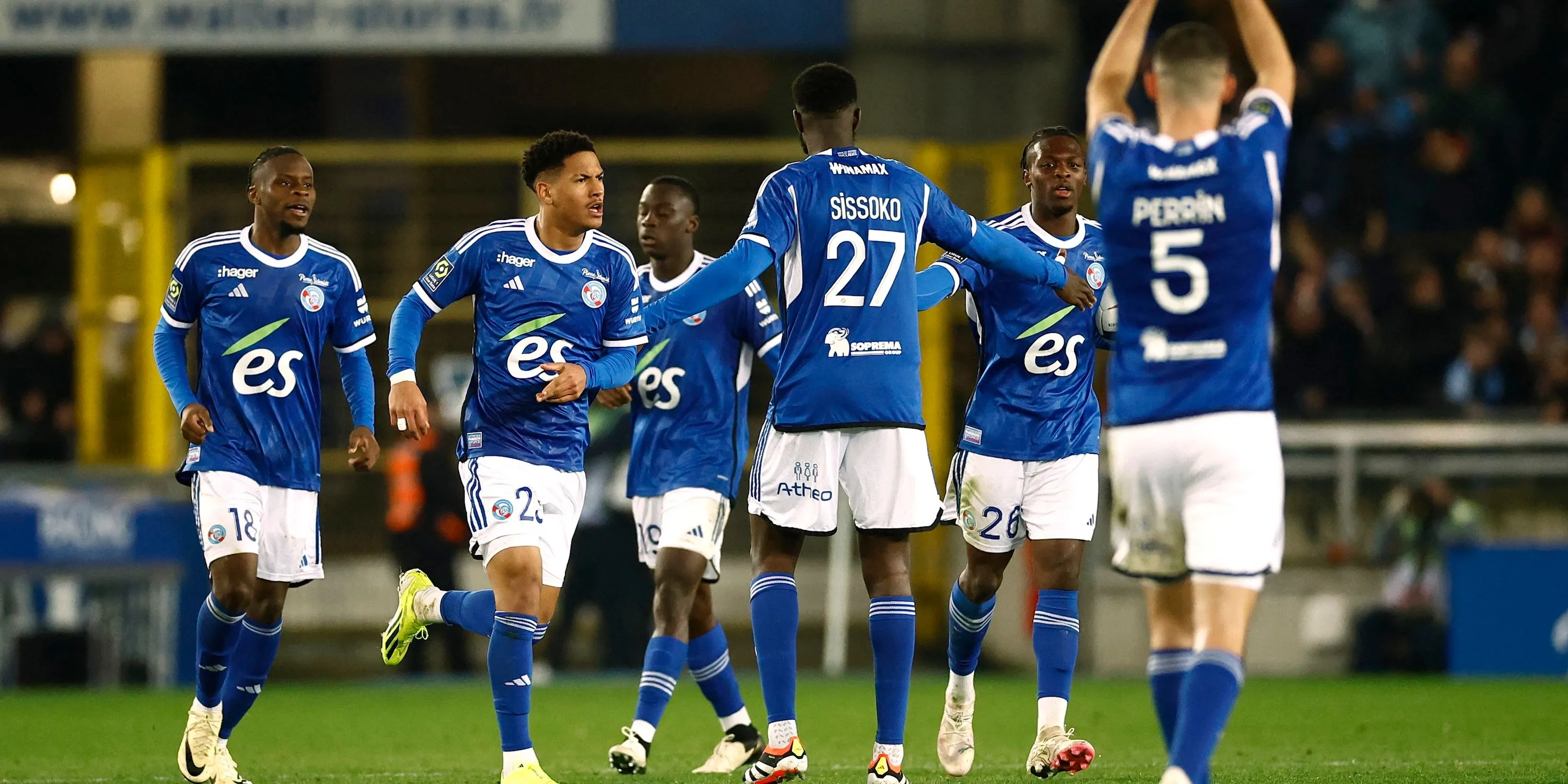 Dilane Bakwa ăn mừng bàn thắng cùng các đồng đội tại RC Strasbourg
