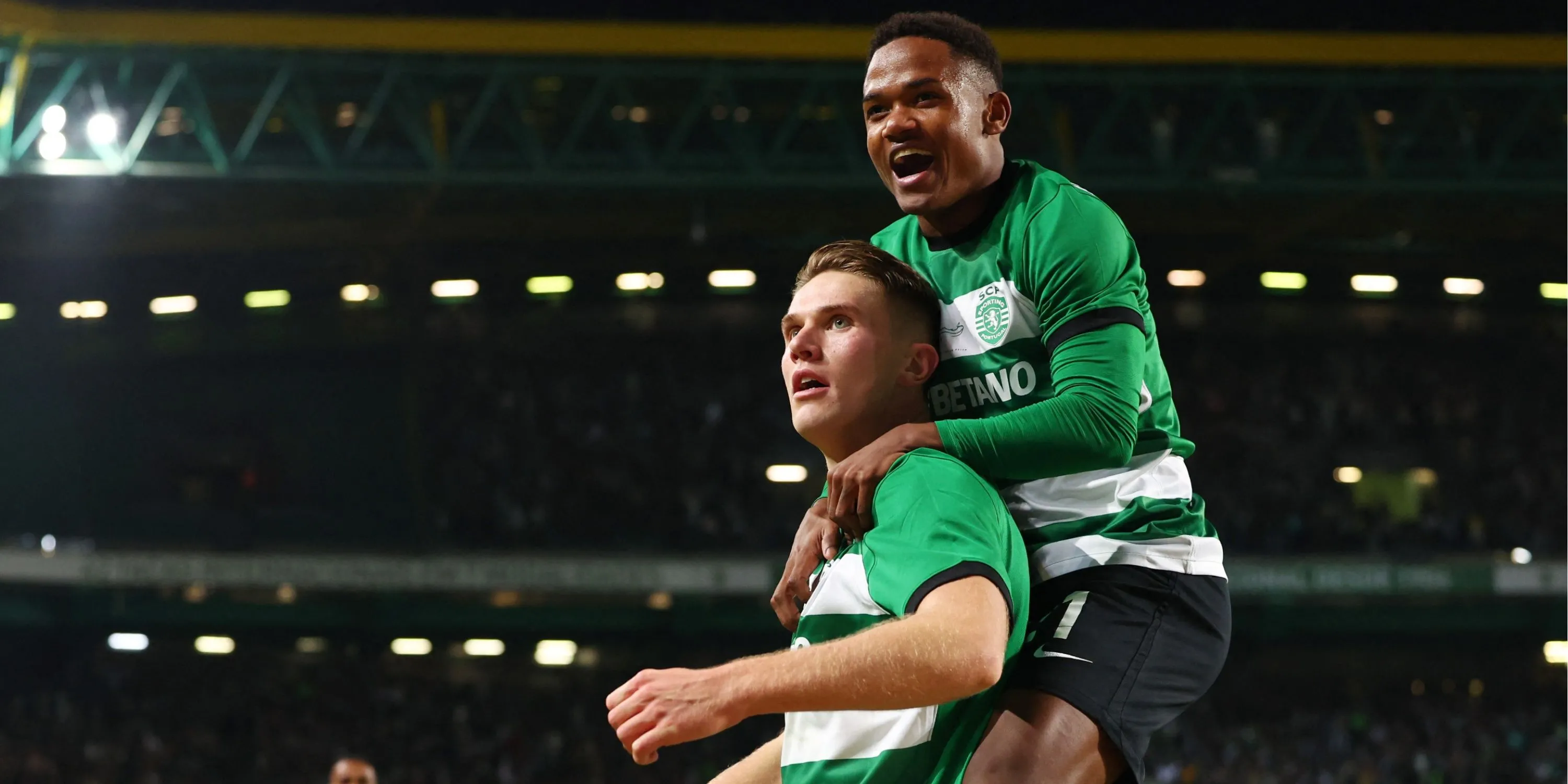 Geny Catamo ăn mừng cùng Viktor Gyokeres tại Sporting