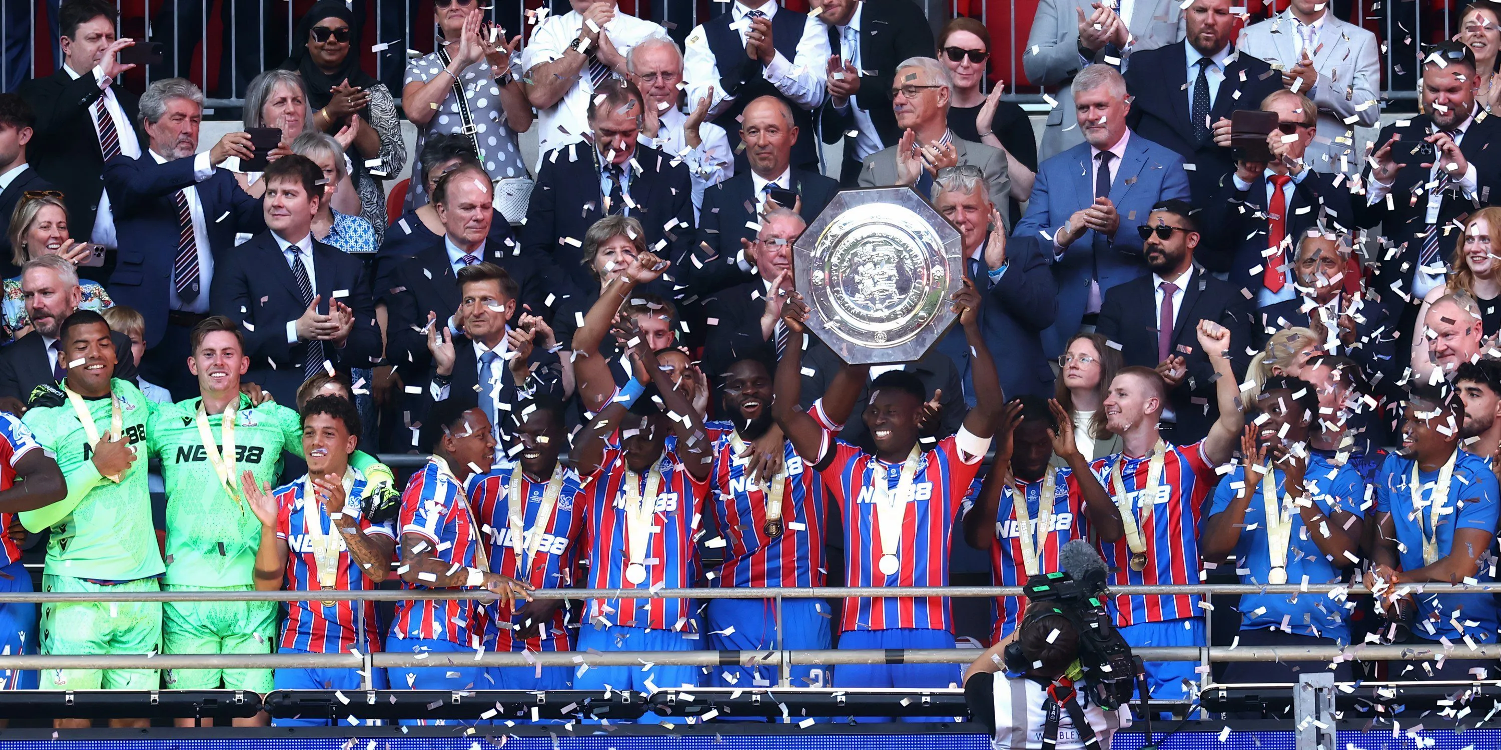 Hậu vệ Marc Guehi của Crystal Palace ăn mừng danh hiệu, thu hút sự chú ý của Man City và Liverpool