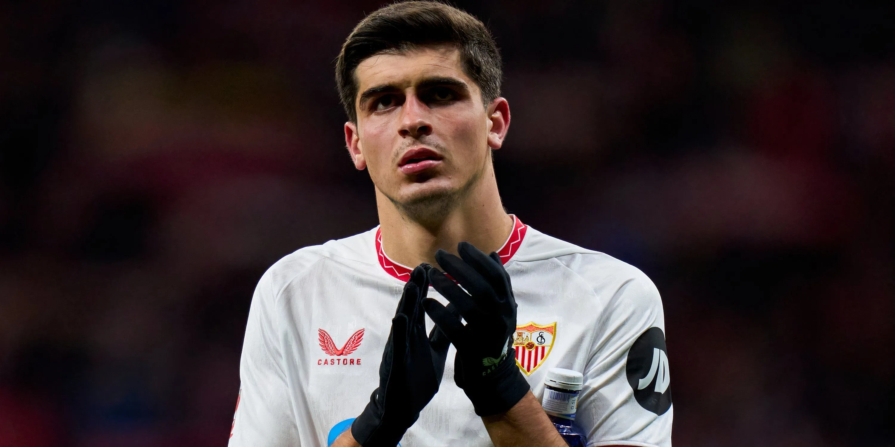 Hậu vệ phải Juanlu Sanchez của Sevilla trên sân cỏ La Liga
