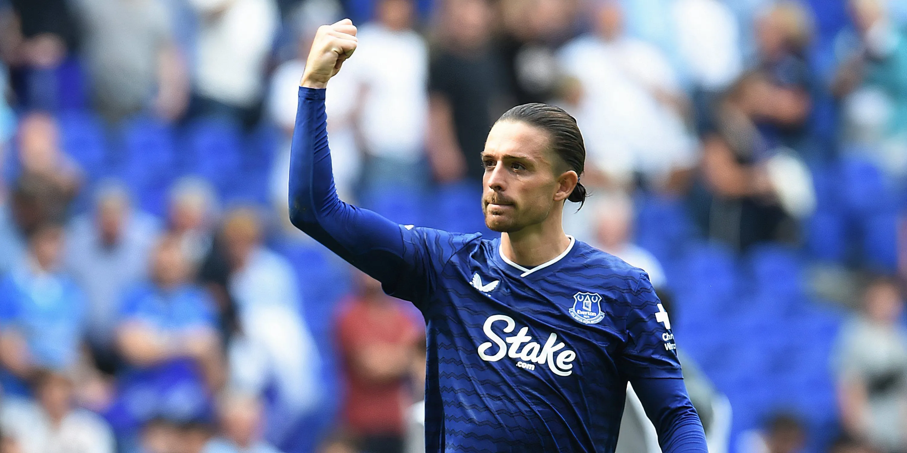 Jack Grealish ăn mừng bàn thắng trong màu áo Everton, sau màn ra mắt ấn tượng tại sân Hill Dickinson Stadium