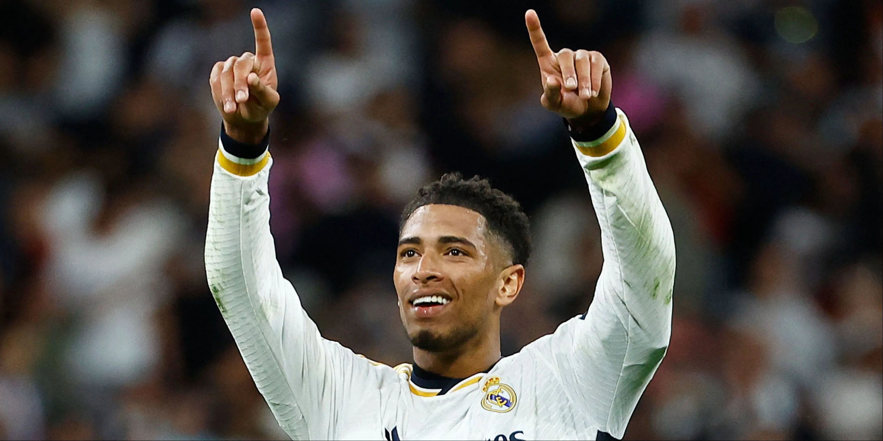 Jude Bellingham tươi cười chỉ tay về phía người hâm mộ Real Madrid, thể hiện sự kết nối