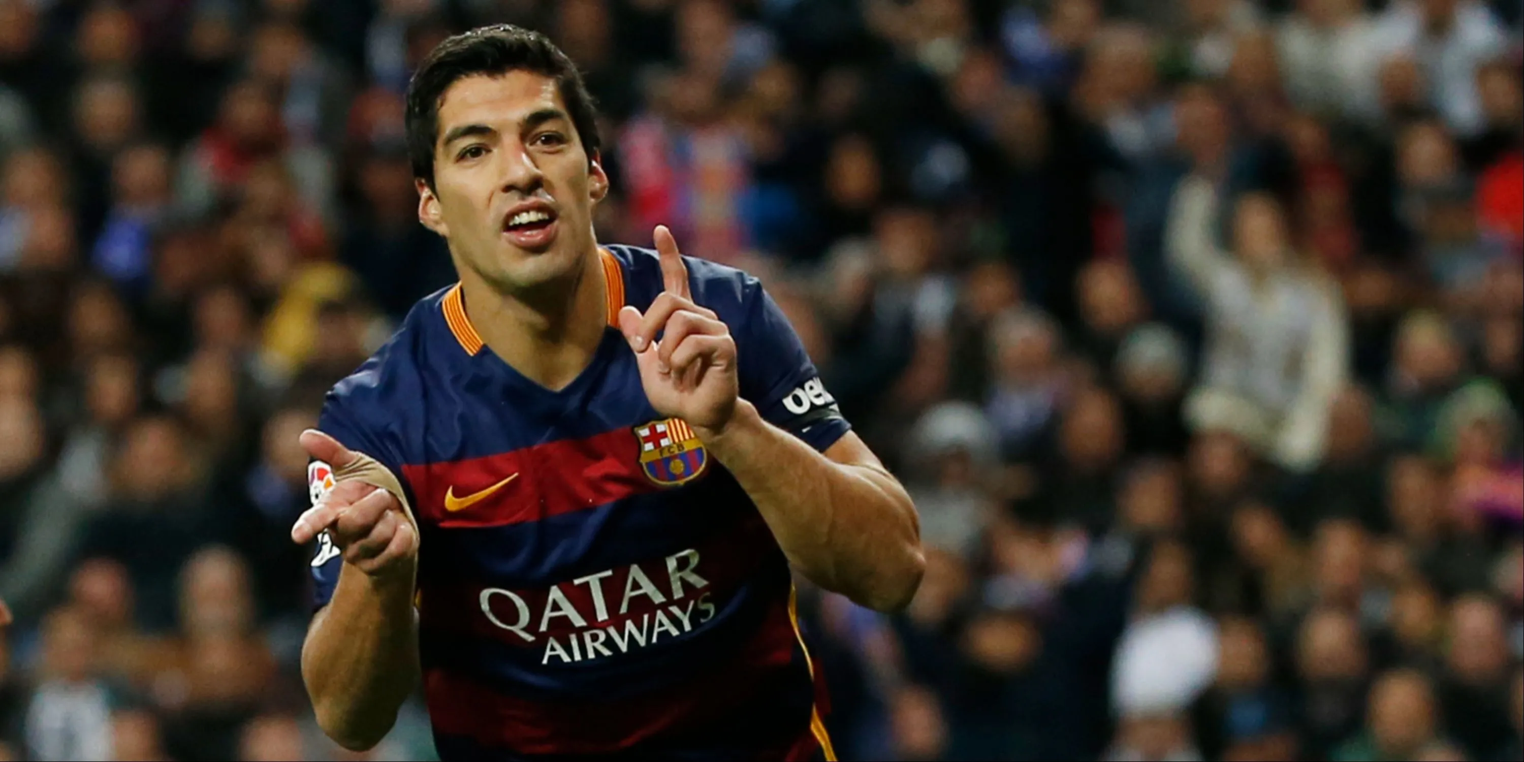 Luis Suarez ăn mừng bàn thắng trong màu áo Barcelona, thể hiện niềm đam mê cháy bỏng