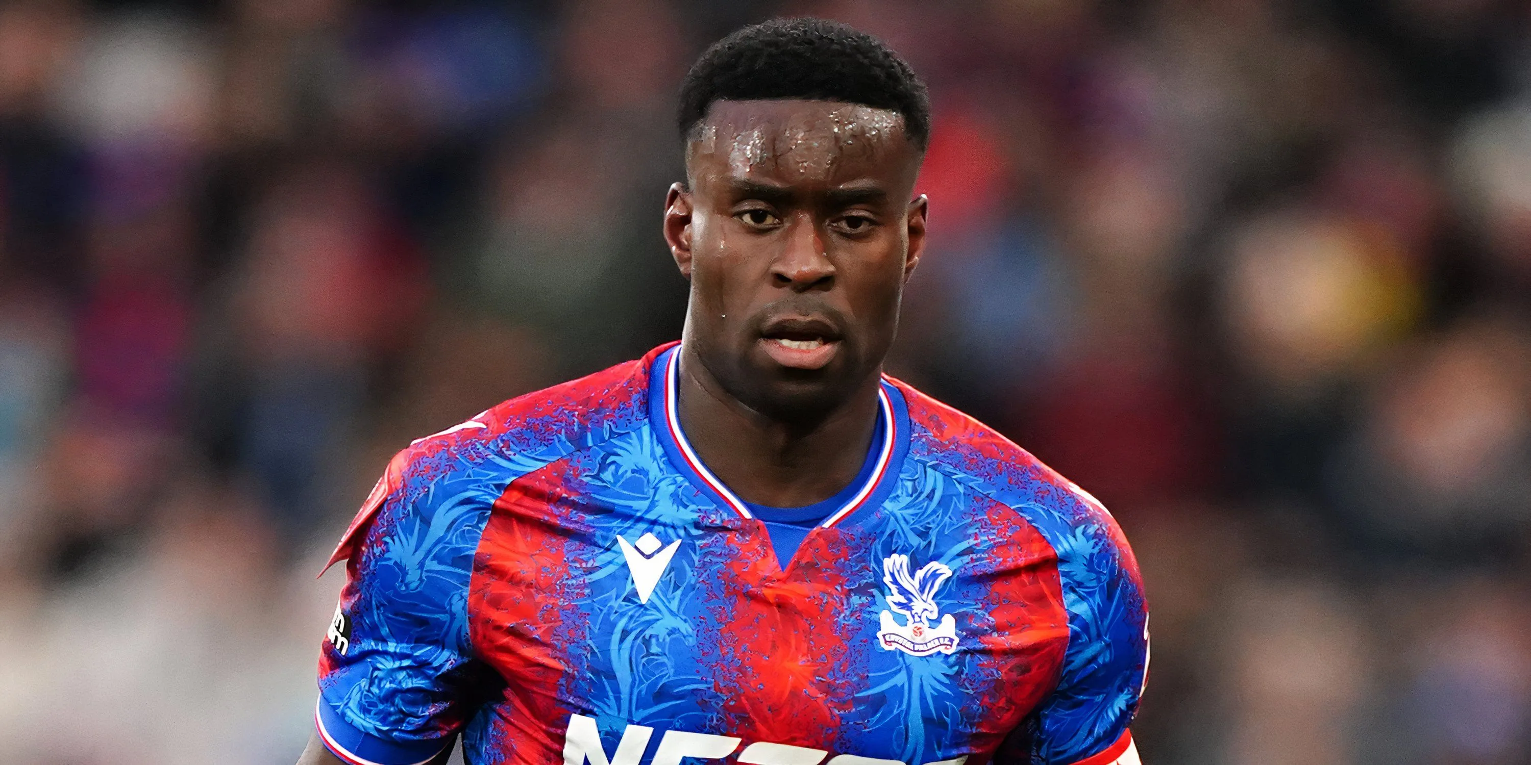 Marc Guehi thi đấu năng nổ trong màu áo Crystal Palace, mục tiêu chuyển nhượng của Liverpool.
