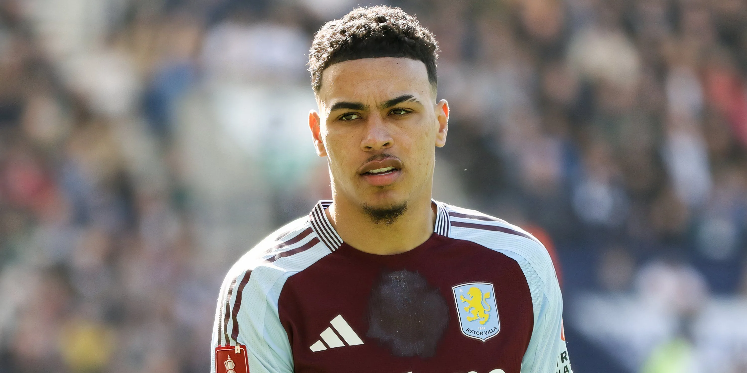 Morgan Rogers ăn mừng bàn thắng cho Aston Villa tại Premier League