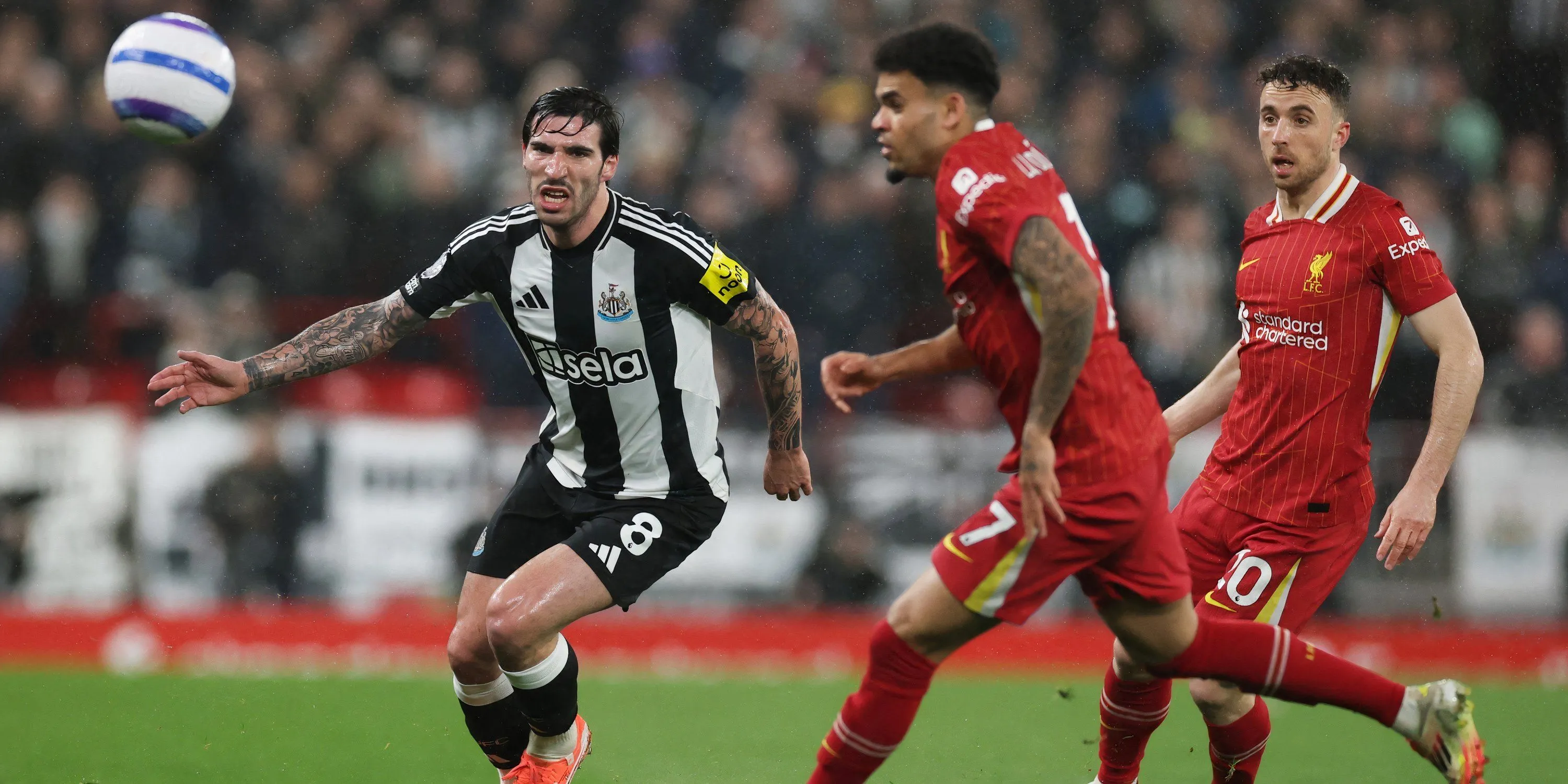 Sandro Tonali (Newcastle) đối đầu với Luis Diaz và Diogo Jota (Liverpool) trong một trận đấu Premier League.