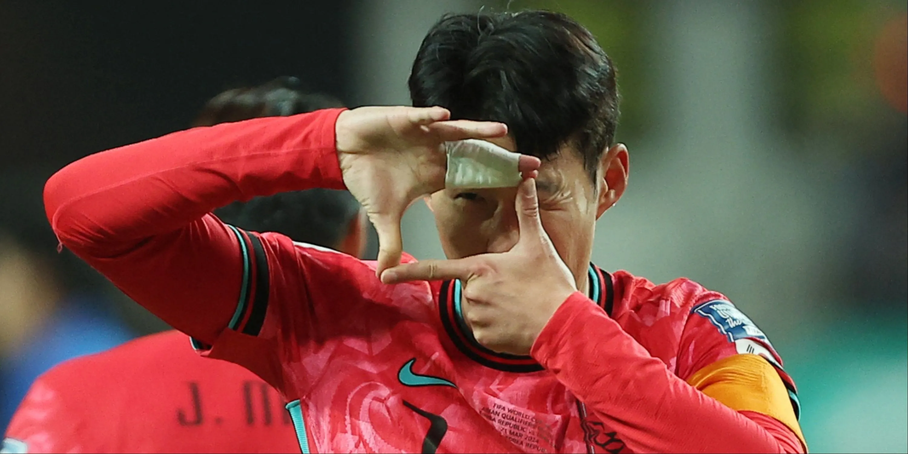 Son Heung-min ăn mừng bàn thắng trong màu áo đội tuyển Hàn Quốc, biểu tượng của bóng đá châu Á