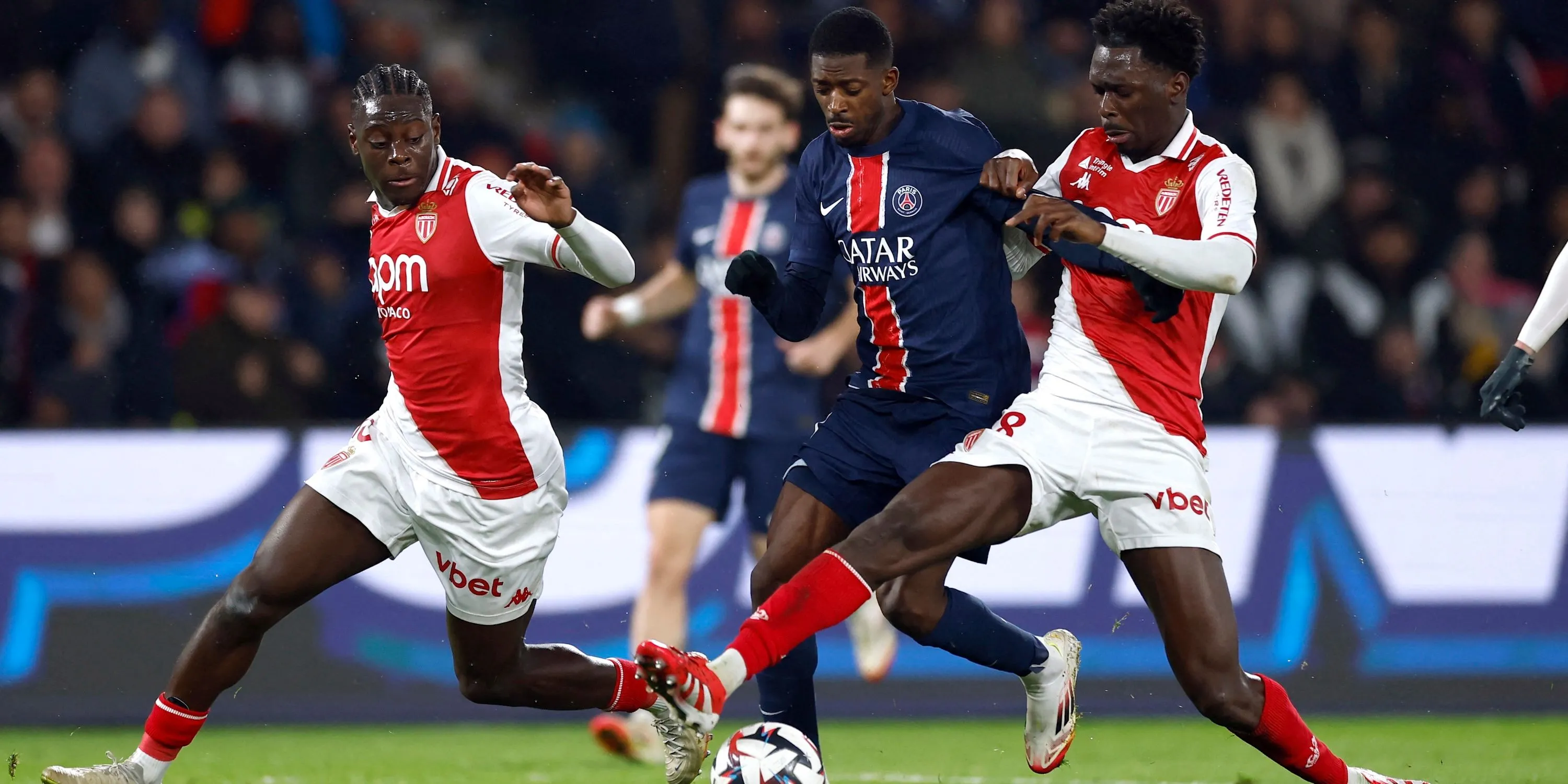 Soungoutou Magassa trong pha tranh chấp với Ousmane Dembele của PSG, thể hiện khả năng phòng ngự và thể chất của tiền vệ AS Monaco