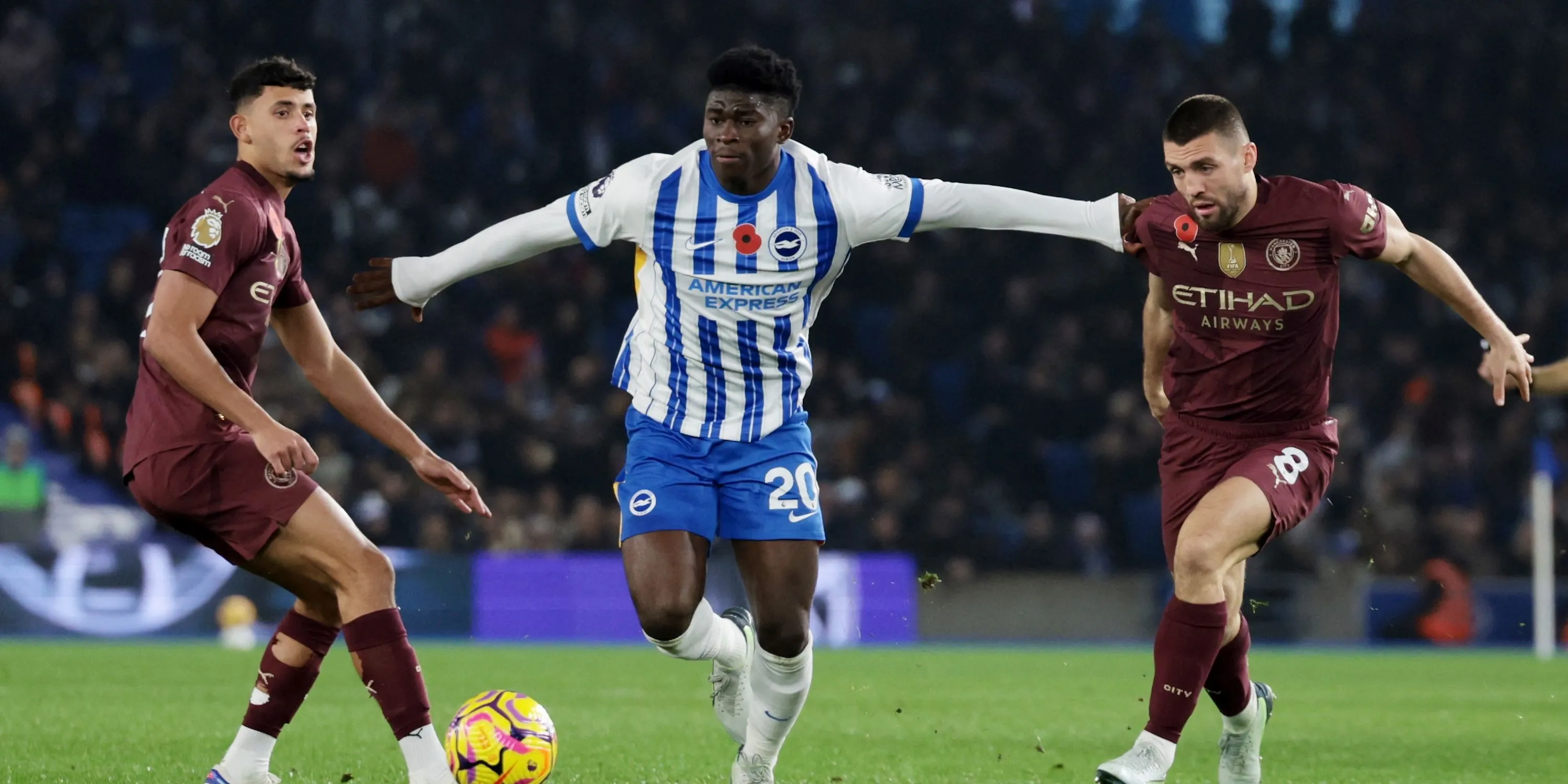 Tiền vệ Carlos Baleba của Brighton tranh chấp bóng với Mateo Kovacic của Manchester City tại Premier League