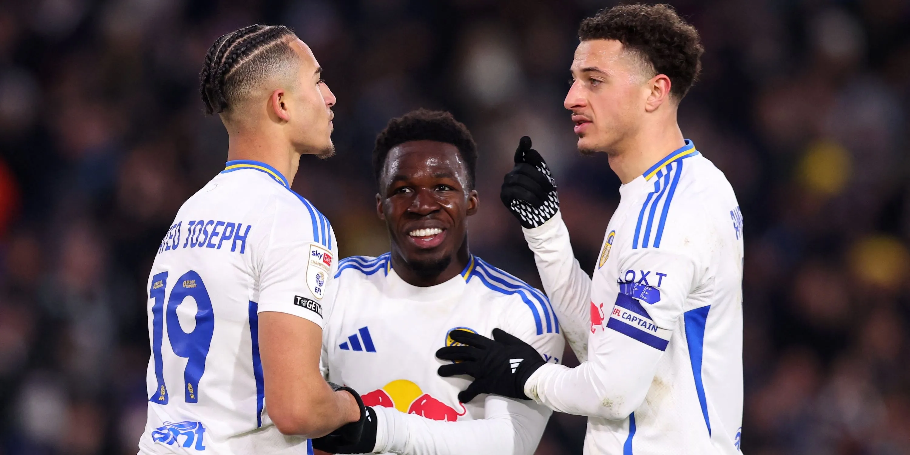 Wilfried Gnonto cùng các đồng đội Mateo Joseph và Ethan Ampadu ăn mừng bàn thắng cho Leeds United