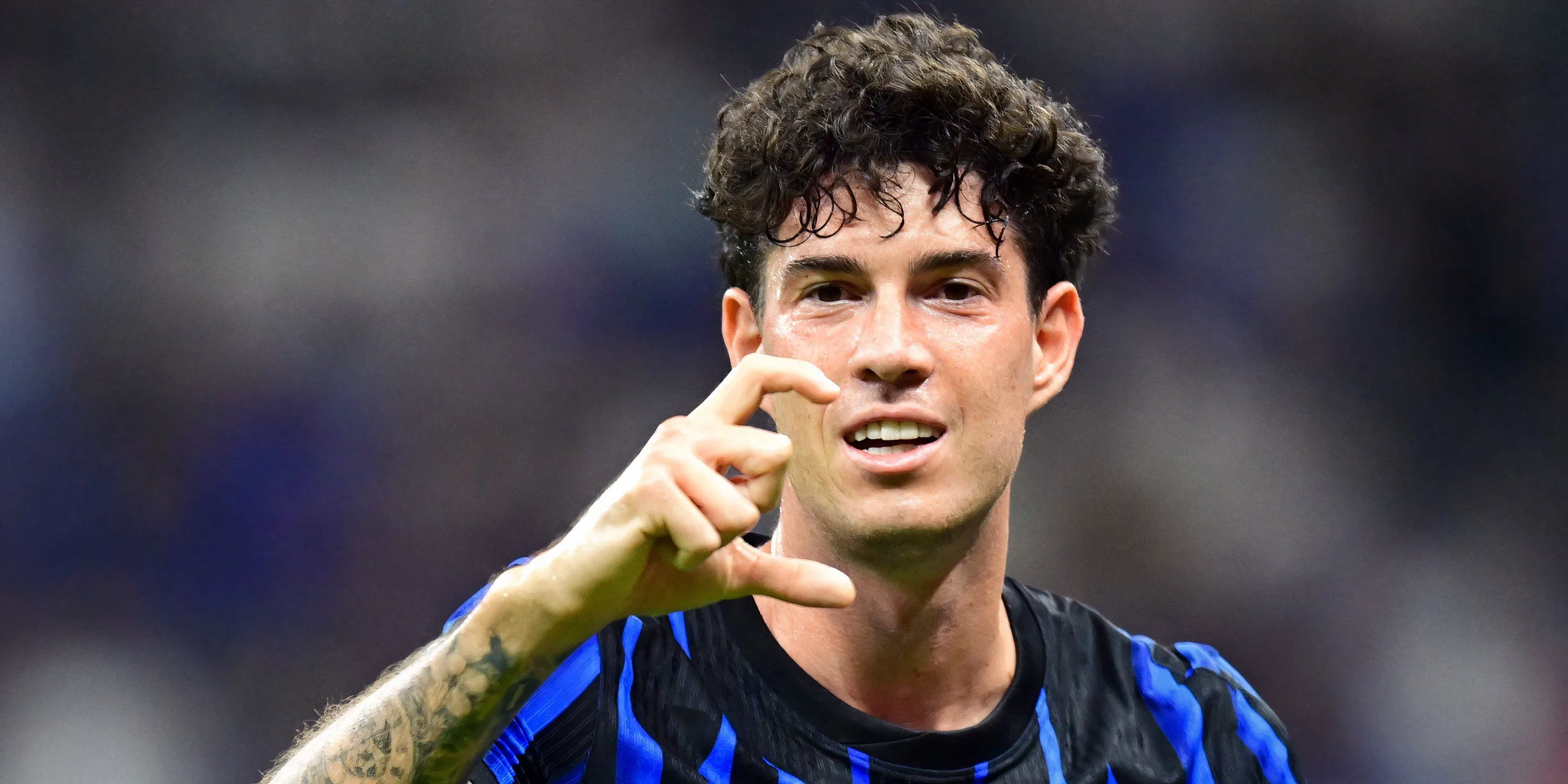 Alessandro Bastoni dẫn bóng cho Inter Milan trong trận đấu Serie A