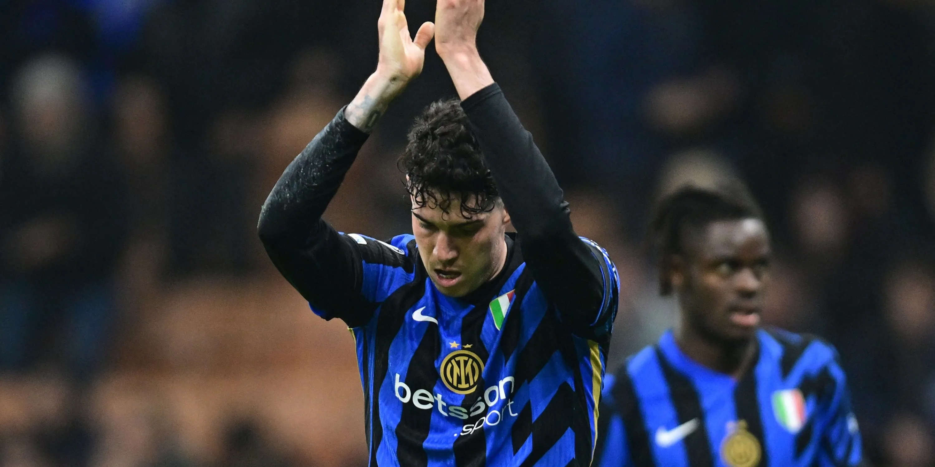Alessandro Bastoni thi đấu cho Inter Milan trong màu xanh đen