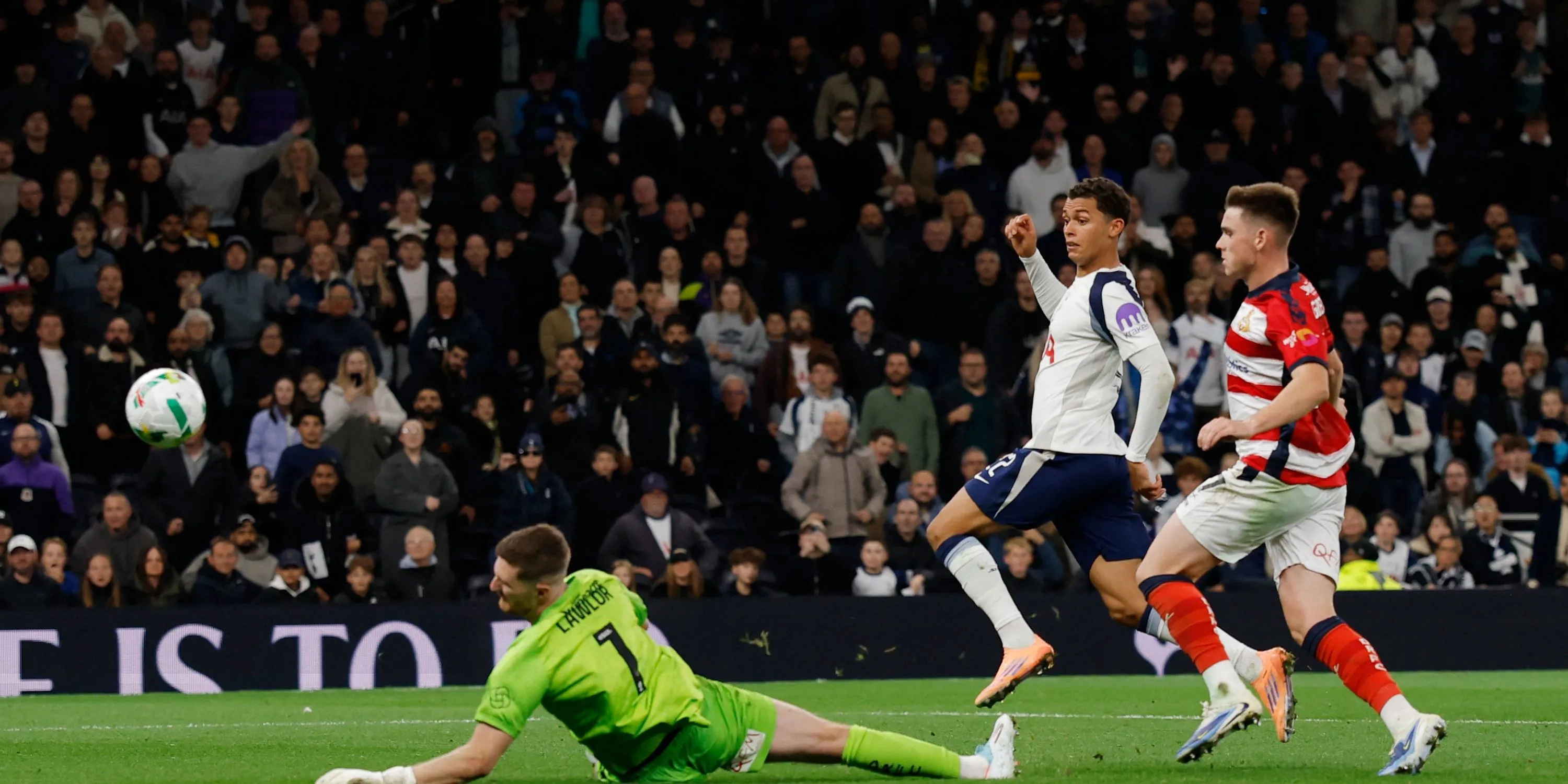 Brennan Johnson ghi bàn cho Tottenham trên sân nhà