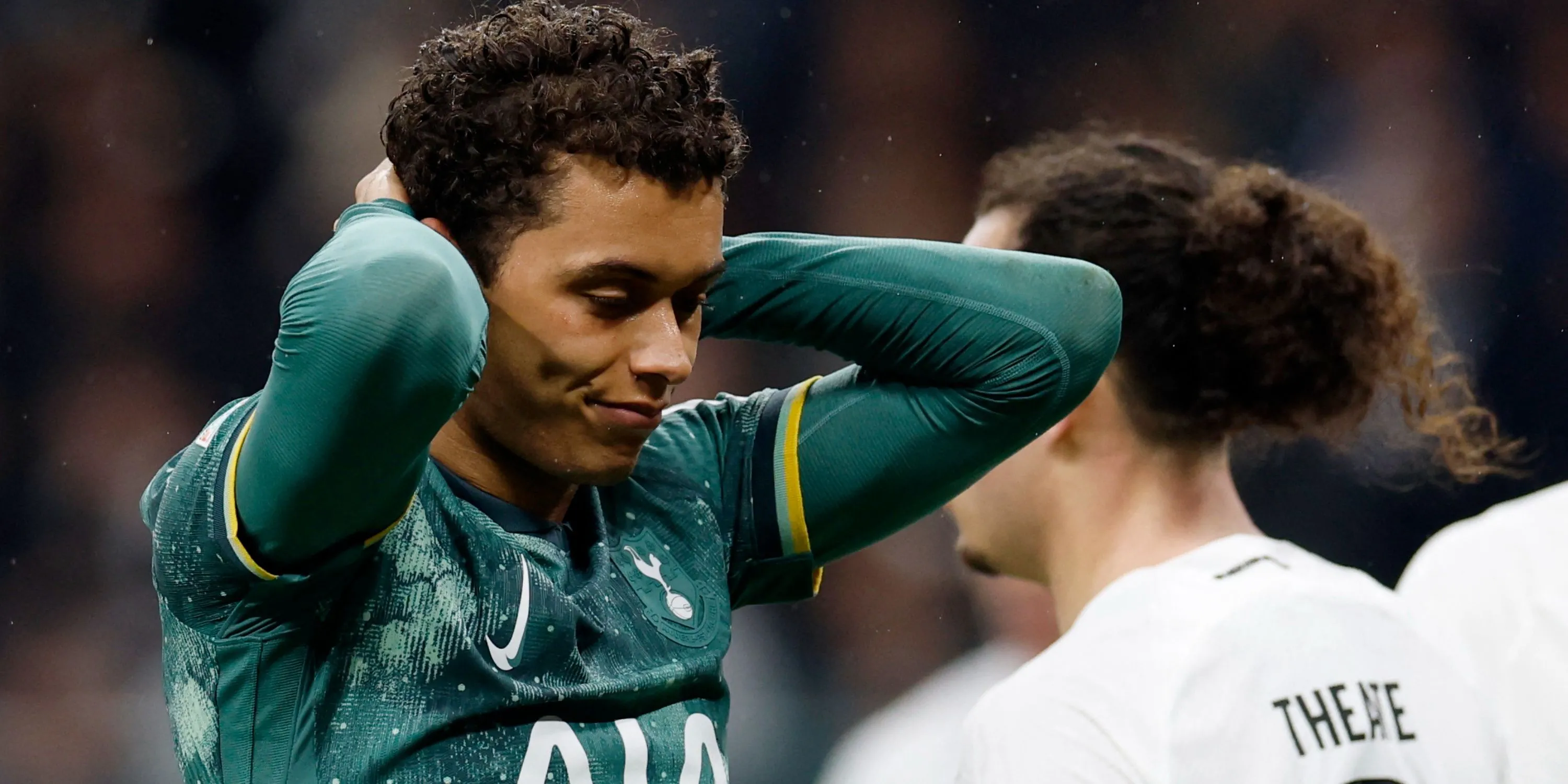 Brennan Johnson - tiền vệ Tottenham trong trang phục áo trắng