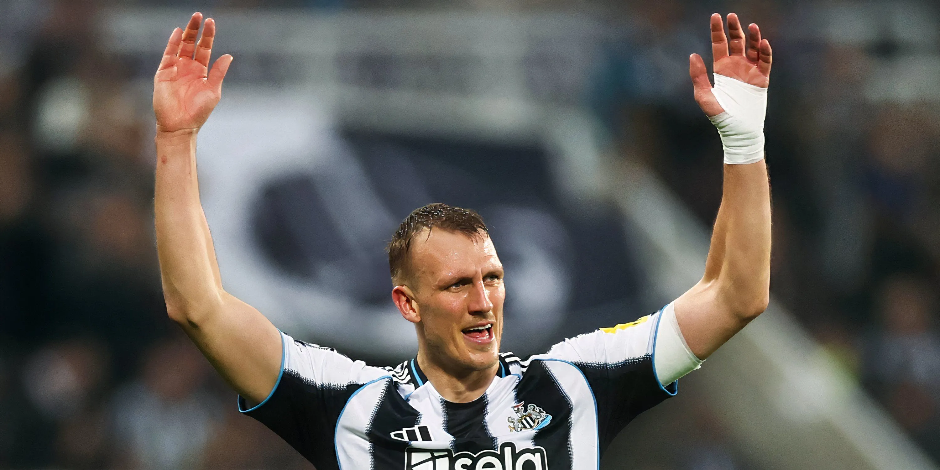 Dan Burn trong trang phục Newcastle United, thể hiện sự kiên cường của một hậu vệ đắc lực