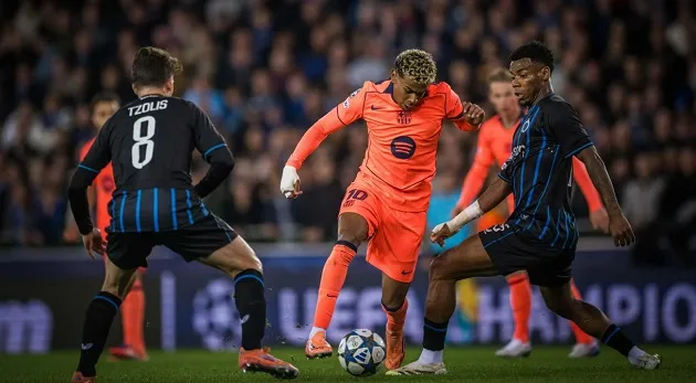 Hàng thủ Club Brugge bất lực khi theo kèm Yamal trong suốt trận đấu.