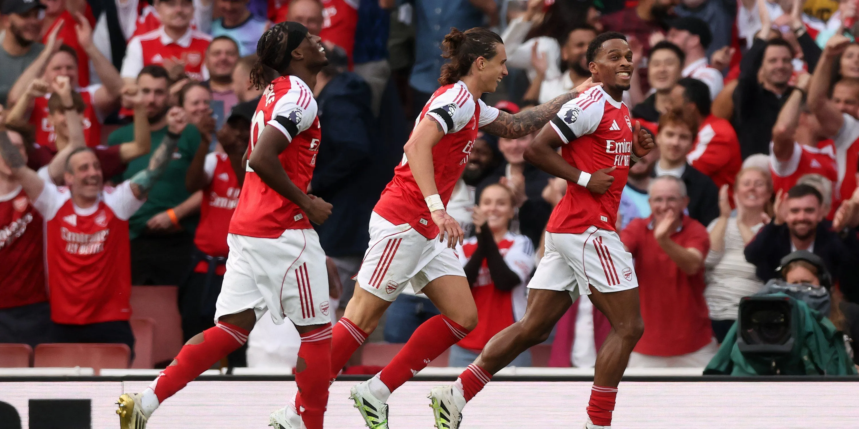 Jurrien Timber và Riccardo Calafiori Arsenal bên cạnh nhau ở hàng thủ